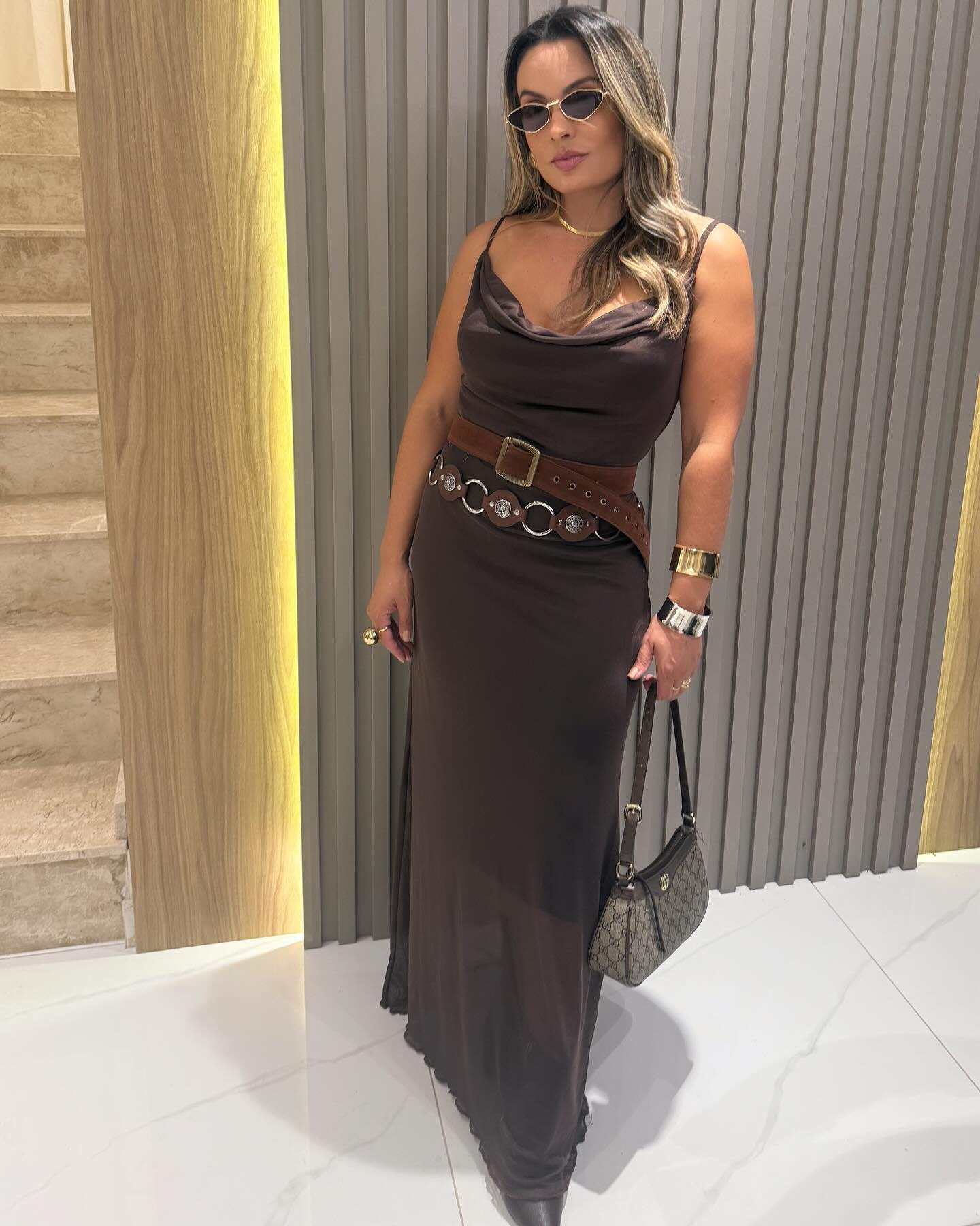 Elegância que desliza com leveza!
Vestido longo marrom com decote degagê, alças finas e transparência suave na barra. Ideal para brilhar à noite com muito estilo!
Disponível no tamanho Único -230$
#tendencia #marrom #vestido #tule #lojaonline #look