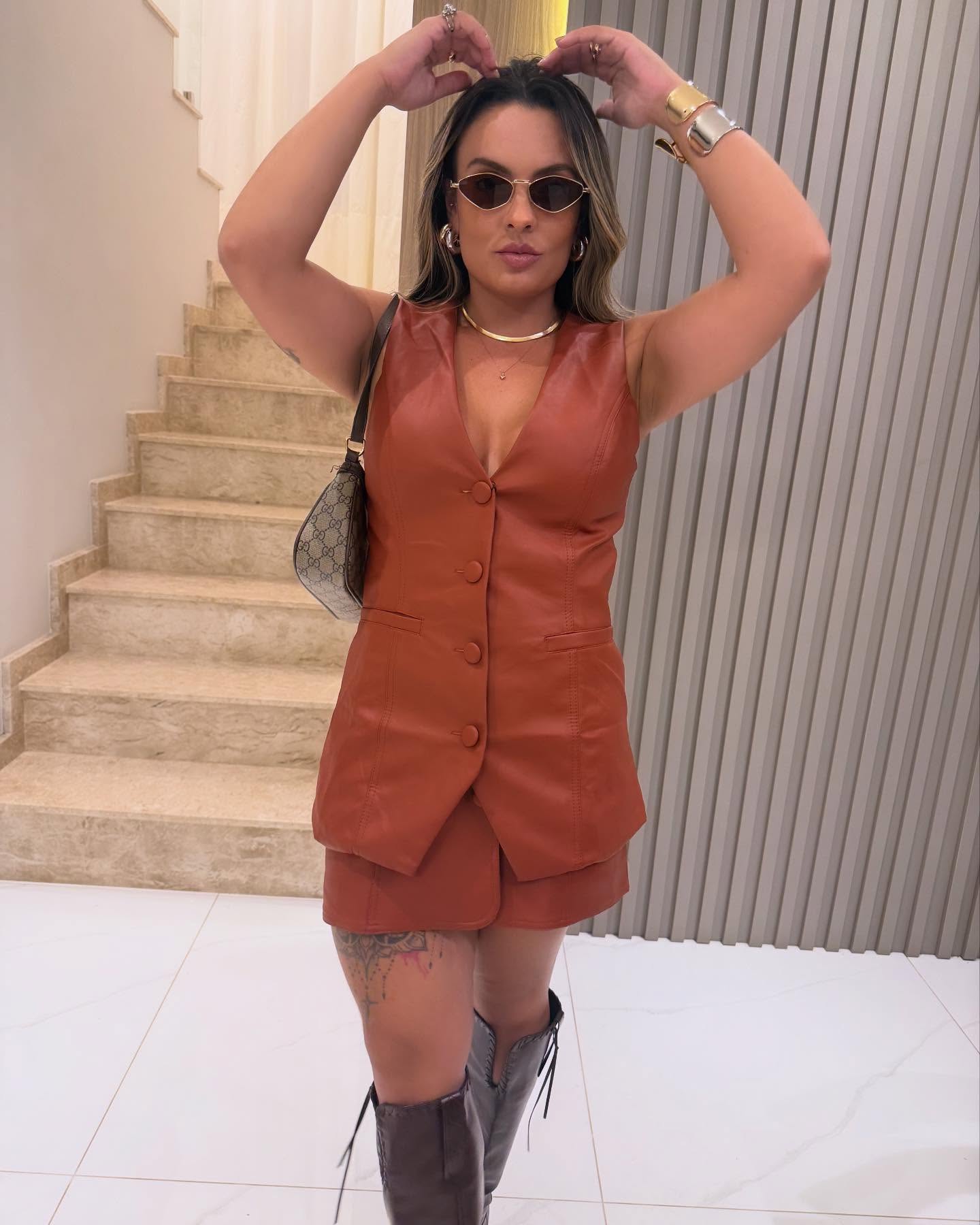 O poder do couro, a elegância do corte!
Esse conjunto em couro sintético caramelo é a escolha perfeita para um look marcante e moderno. Com recorte alfaiataria e fechamento frontal, ele valoriza a silhueta com estilo e atitude. Combine com botas ou salto e esteja pronta para arrasar!
Disponível no P 490$ | Peça já o seu!