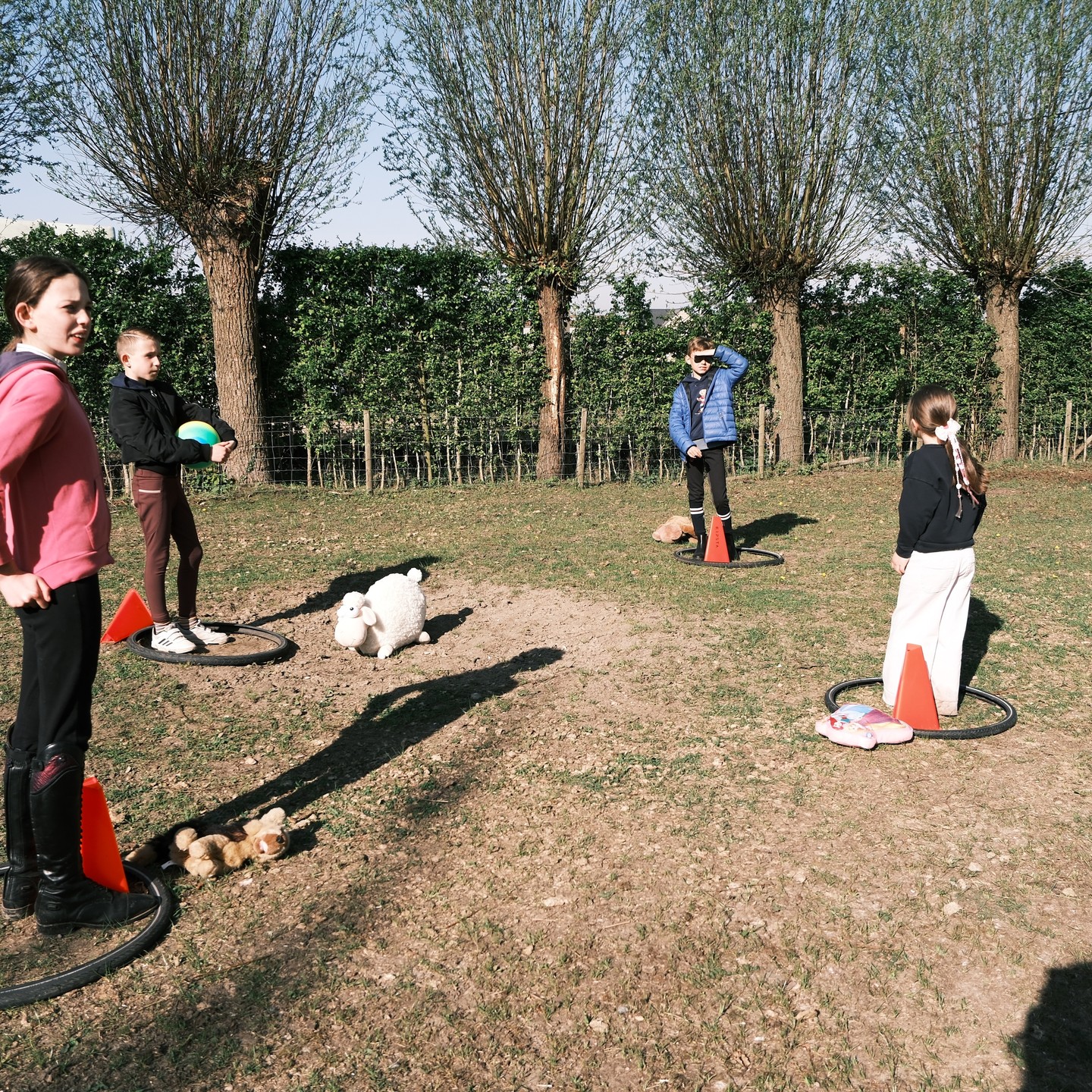 Wat een geweldige dag vol verbinding, plezier en persoonlijke groei! 🐴💛
Tijdens onze 2e Equitalents KIDS Day stond samenwerken centraal.
🤝 In duo’s en groepjes werden er opdrachten uitgevoerd waarbij communicatie en samenwerking het verschil maakten.
🐴 Door verbinding met de paarden, ontstond er ruimte voor nieuwe inzichten.
🌟 Het motto van de dag: samen kom je verder!
We zijn ontzettend trots op hoe open, betrokken en behulpzaam de kinderen waren. Deze dag heeft duidelijk laten zien hoeveel kracht er zit in verbinding – met elkaar én met dieren.
Nieuwsgierig naar wat coaching met paarden voor jouw kind kan betekenen? Neem gerust contact op!
#equitalents #kidsday #samenwerken #kindercoachingmetpaarden #vertrouwen #verbinding #zelfvertrouwen #groeienmetpaarden #kindontwikkeling #horserefledcoach #horsereflectedcoaching