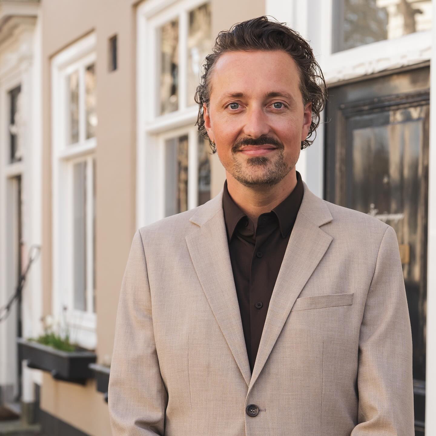 Iedereen verdient een waardig afscheid. 🌹
Bij WAARDIG Uitvaartverzorging geloven we in een persoonlijke benadering, waarbij de wensen van de overledene en zijn of haar dierbaren centraal staan. Samen zorgen we voor een passend afscheid dat recht doet aan het leven en de herinneringen van de overledene.
Ik ben Alexander Meijers, trotse inwoner van Noordwijk. Als uitvaartbegeleider en eigenaar van WAARDIG, sta ik families bij in een van de meest ingrijpende momenten van hun leven. Met mijn creativiteit en oog voor detail, streef ik ernaar om een unieke en persoonlijke ervaring te creëren. Elk leven is bijzonder, en elk afscheid ook.
Voor mij is het essentieel dat elk afscheid volledig aansluit bij de wensen van de overledene en zijn of haar nabestaanden.
De dood maakt deel uit van ons leven, en ik beschouw het als een eer om deze bijzondere periodes te begeleiden. Laten we samen een warm en gedenkwaardig afscheid creëren, vol respect en liefdevolle herinneringen. 💖
Neem gerust contact op voor meer informatie. Wij staan 24/7 voor u klaar, waar en wanneer u ons nodig heeft. Ook elders in het land staan wij voor u klaar, ook als u ergens anders verzekerd bent.
WAARDIG uitvaartverzorging
Alexander Meijers
06 182 182 82
info@waardiguitvaart.nl
www.waardiguitvaart.nl
#waardigafscheid #uitvaartverzorging #persoonlijkafscheid #respectvolleherinneringen