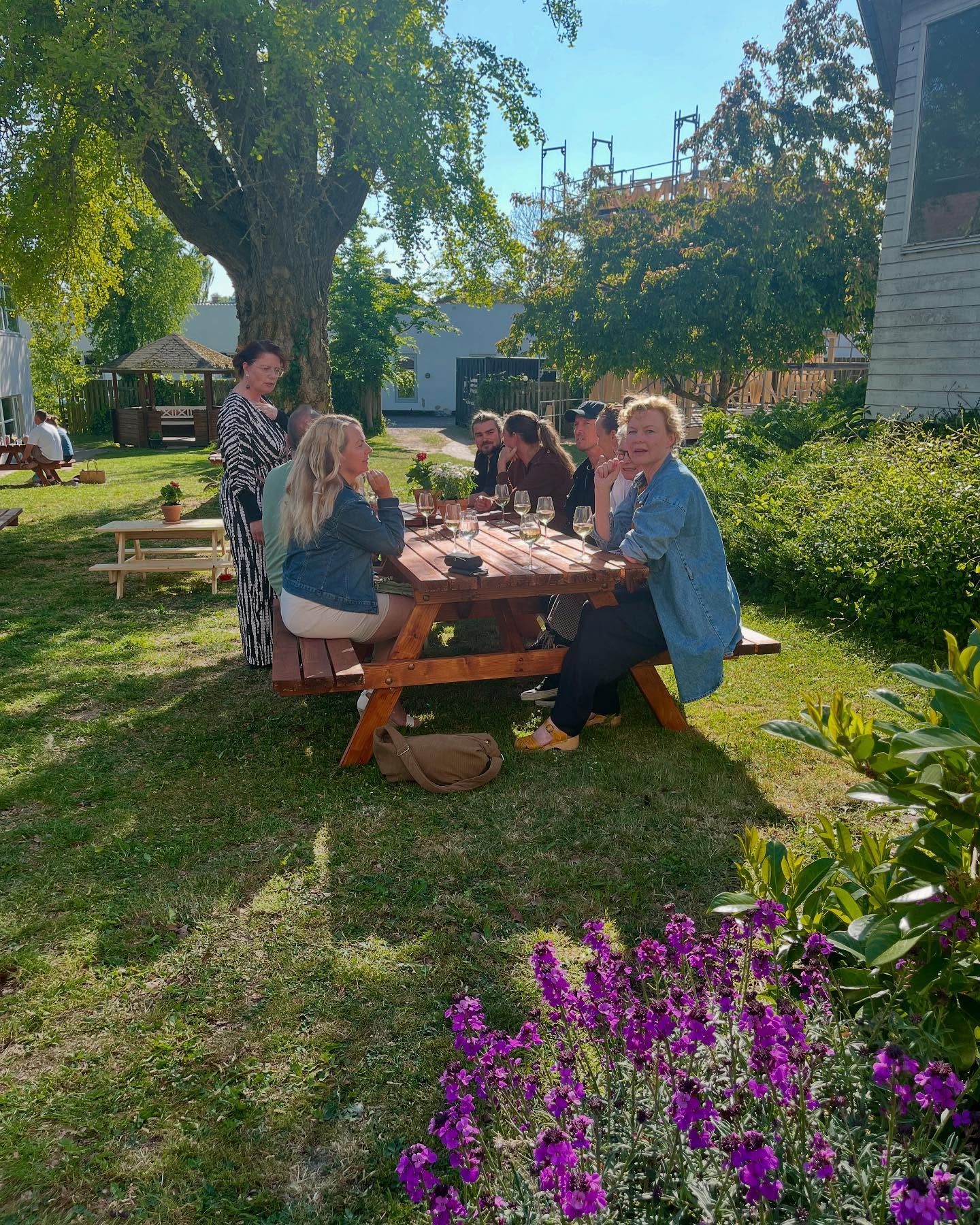 Co-working fællesspisning i går, på skønne @cafeokay.dk var 👌🏻. Tak for skønt selskab til verdens bedste co-workers og tak til @cafeokay.dk for at forkæle os med lækker mad og stemning i topklasse 🫶🏼
Og et ekstra stort tak til fotografen Janne @trafikibornehojde for at huske at tage billeder, når nu vi andre havde så travlt med at hygge os 🫣