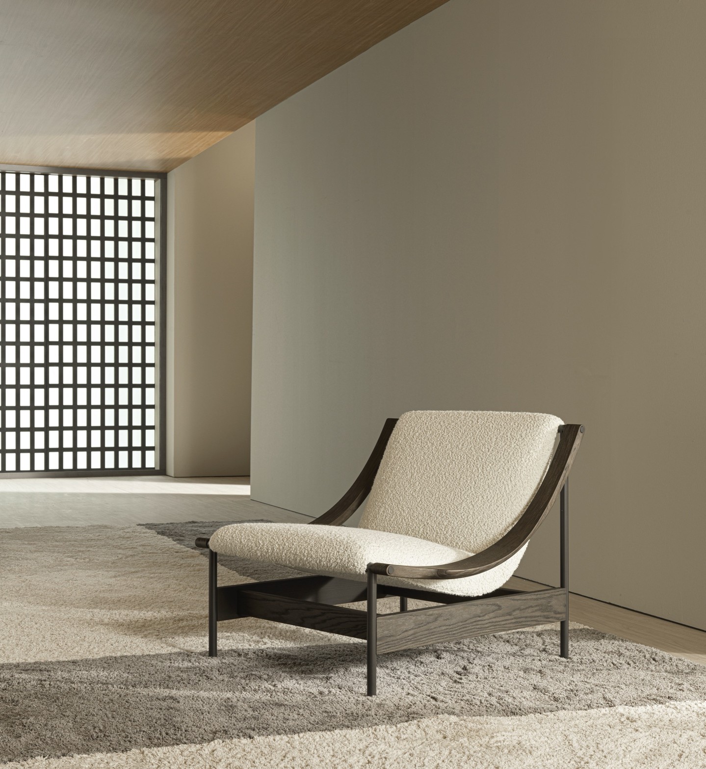 A beautiful novelty from the Italian brand Molteni 💫
The "Lia" armchair is a masterful expression of lightness and refined craftsmanship. Lia embodies an interplay of structure and suspension, a harmonious balance of materials where the warm tones of oak meet the strength of metal.