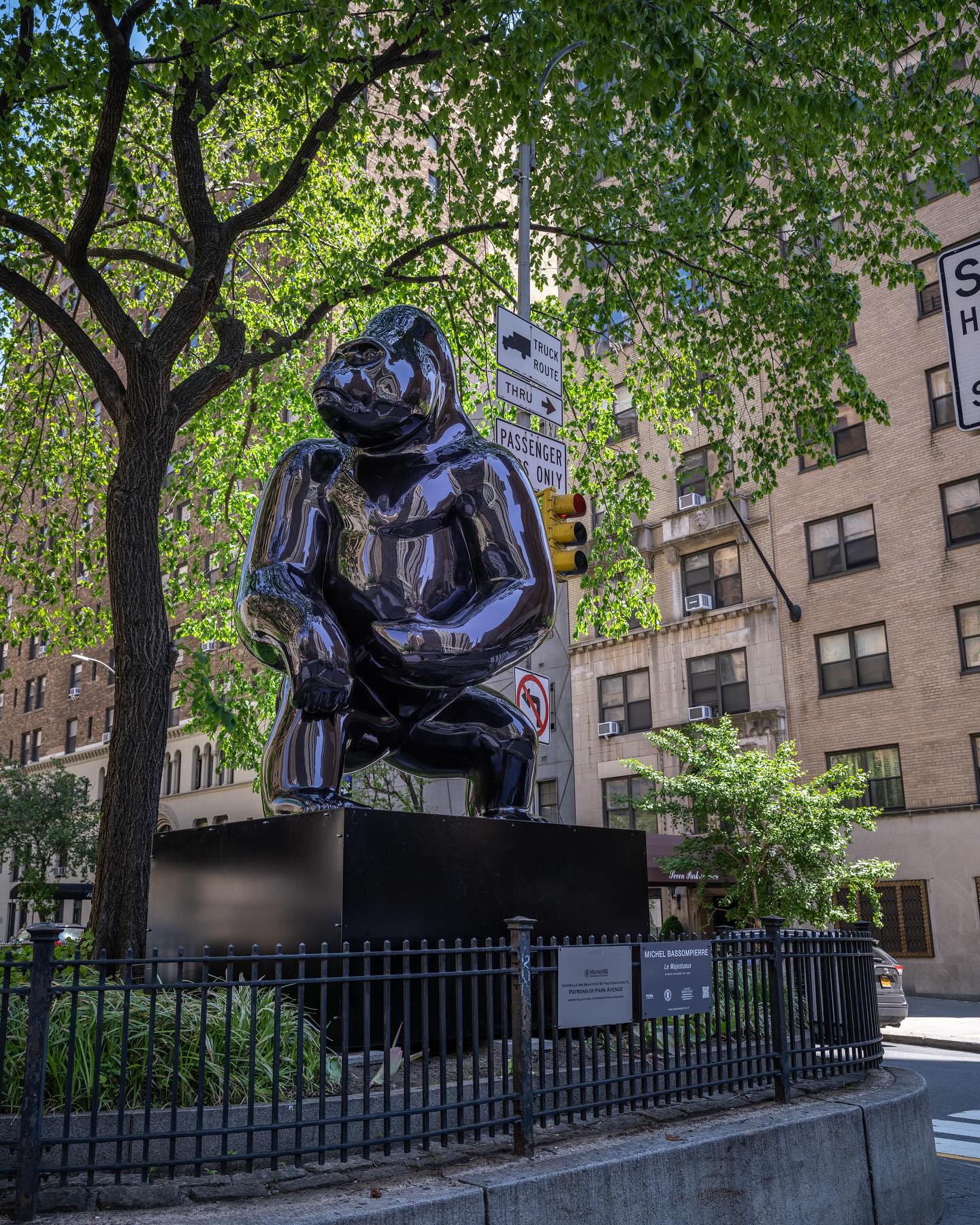 Du haut de ses quatre mètres « Le Majestueux » signé Michel BASSOMPIERRE règne sur Park Avenue à New York.
#art #newyorkcity #sculpture #michelbassompierre