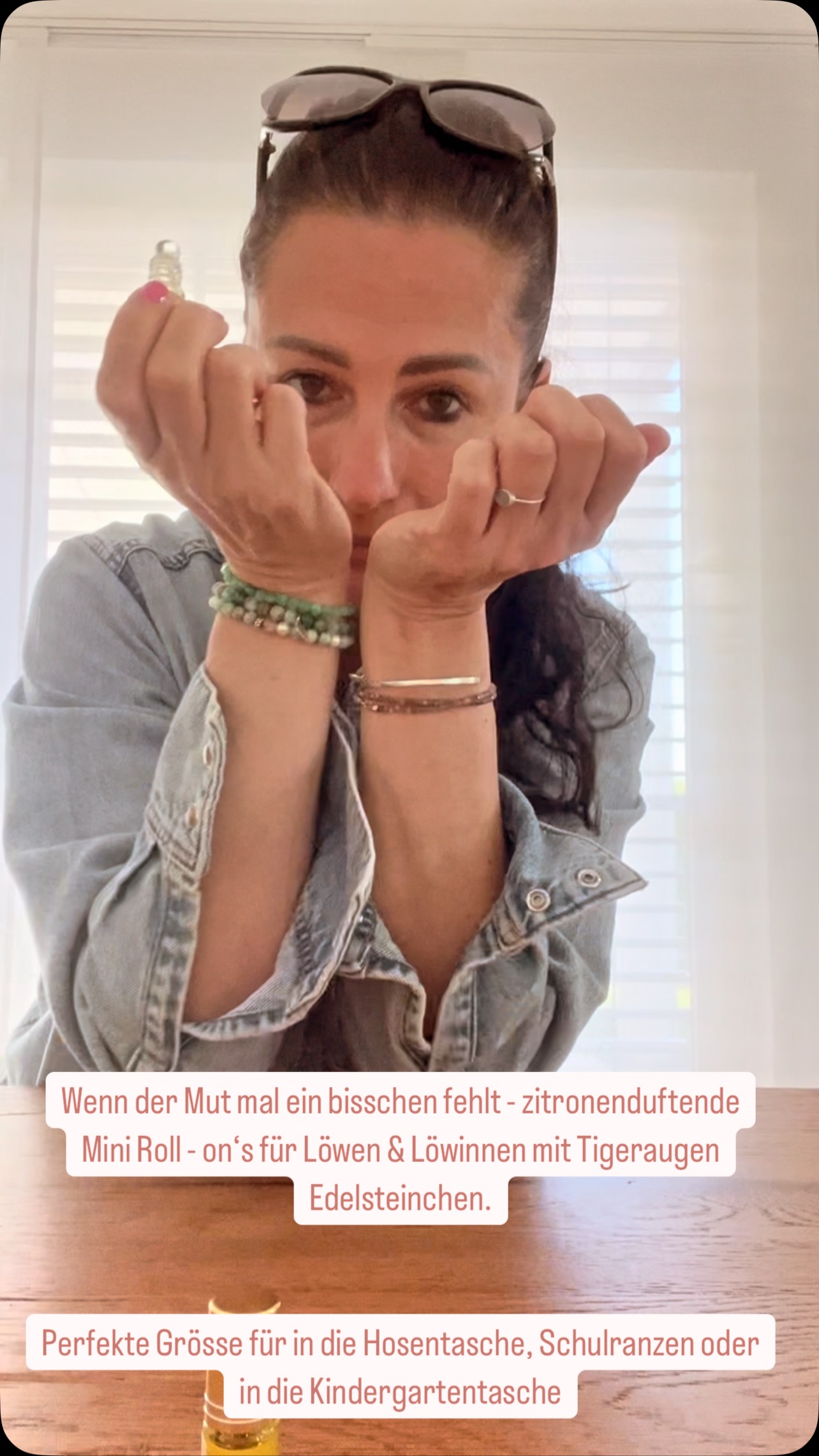 Mutige Löwen & mutige Löwinnen - wenn der Mut mal etwas Stärkung benötigen kann, dann sind die kleinen Mini Roll- on mit einem sanften Zitronenduft und den Tigeraugen Edelsteinchen die perfekte kleine Unterstützung. Damit lässt sich der Alltag von Gross und Klein gut meistern.
Eine duftende Begleitung für die Schule, Kindergarten oder auch für den normalen Alltags Wahnsinn.
Nur via PN erhältlich.
#tigerauge #edelsteine #schule #kindergarten #schulbeginn #mut #resilienz #ätherischeöle #familienglück #geschenkidee #geschenk