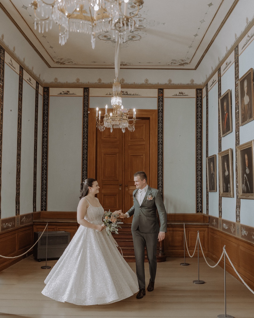 Heiraten im Schloss Jever ✨
Es gibt kaum einen Trauort an dem ich so oft gewesen bin, wie im Schloss Jever.
Und durch die unterschiedlichen Paare wird es doch immer wieder zu einem einmaligen Erlebnis.
Erst letztens stellte mich der Standesbeamte als Kollegin vor, weil ich bereits so viele Trauungen mit ihm begleitet habe.
Und auch dieses Jahr freue ich mich so sehr auf all‘ die Menschen, für die ich hier ihre Erinnerungen schaffen darf.
Ich liebe die Atmosphäre im und um das Schloss herum und die Vertrautheit die ich hier mittlerweile empfinde.
Wer heiratet dieses Jahr hier? 😍
Kleid: @emotionsgeladen.brautmode
Styling: @mathilde.brautstyling
Floristik: Stilecht in Friedeburg/Horsten
