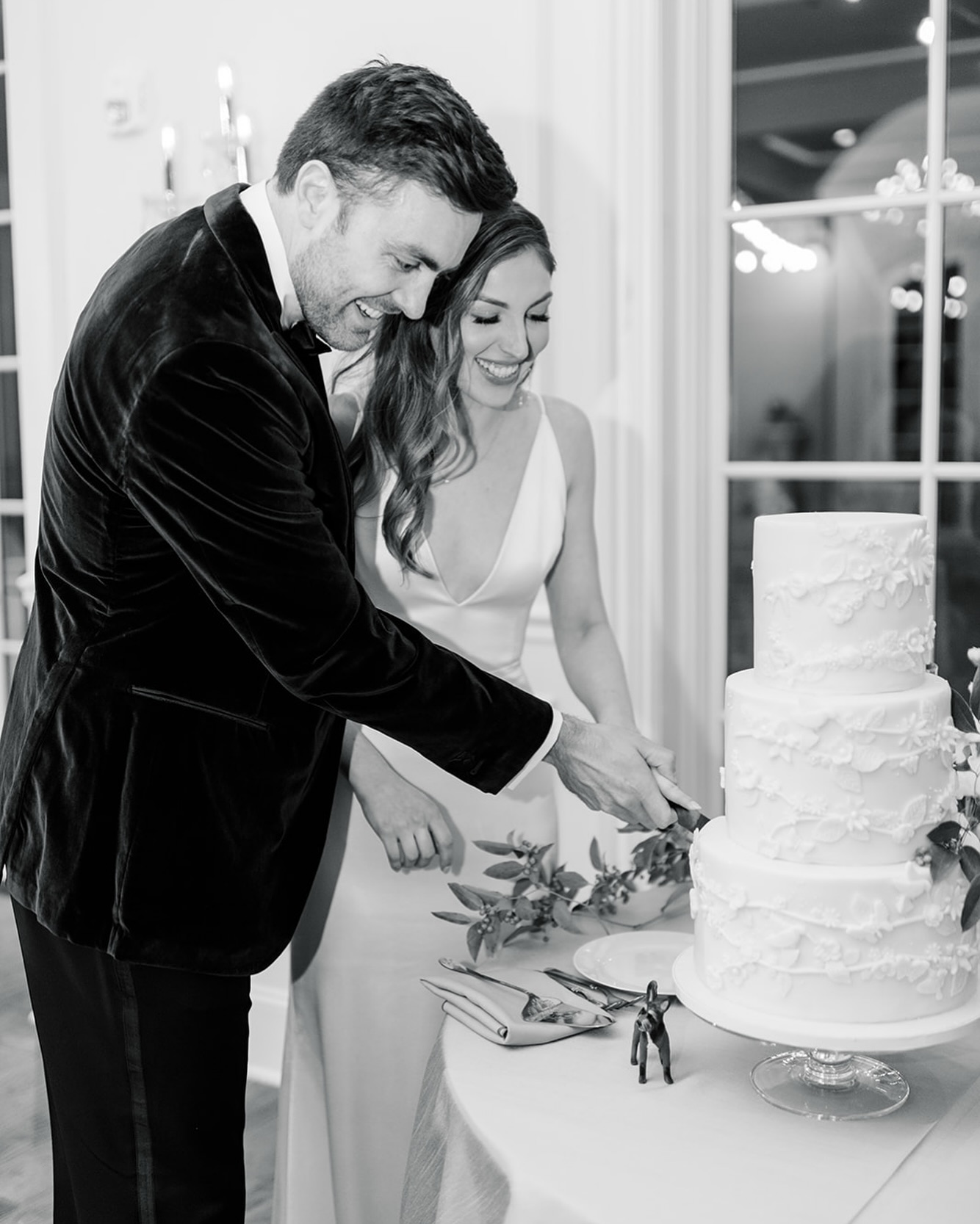 There’s something so special about black and white photos. So timeless! 🤍🖤
•
VENDOR TEAM:
@hillsideestatetx
@aliceallenevents
@petals_couture
@mamasmedicine.cocktails
@the_styling_stewardess
@elitevalet
@kaylibakescakes
@centerstage_floors
@igport_limos
@poshcouturerentals
@pyrotexus
@vestalscatering
@lovelybridedallas
@suitsupply
@alteredforthealtar
•
•
•
•
#cakecutting #dfwweddingvendors #dallasweddingcakes #dfwbakery #dallascake #dfwweddingcakes
