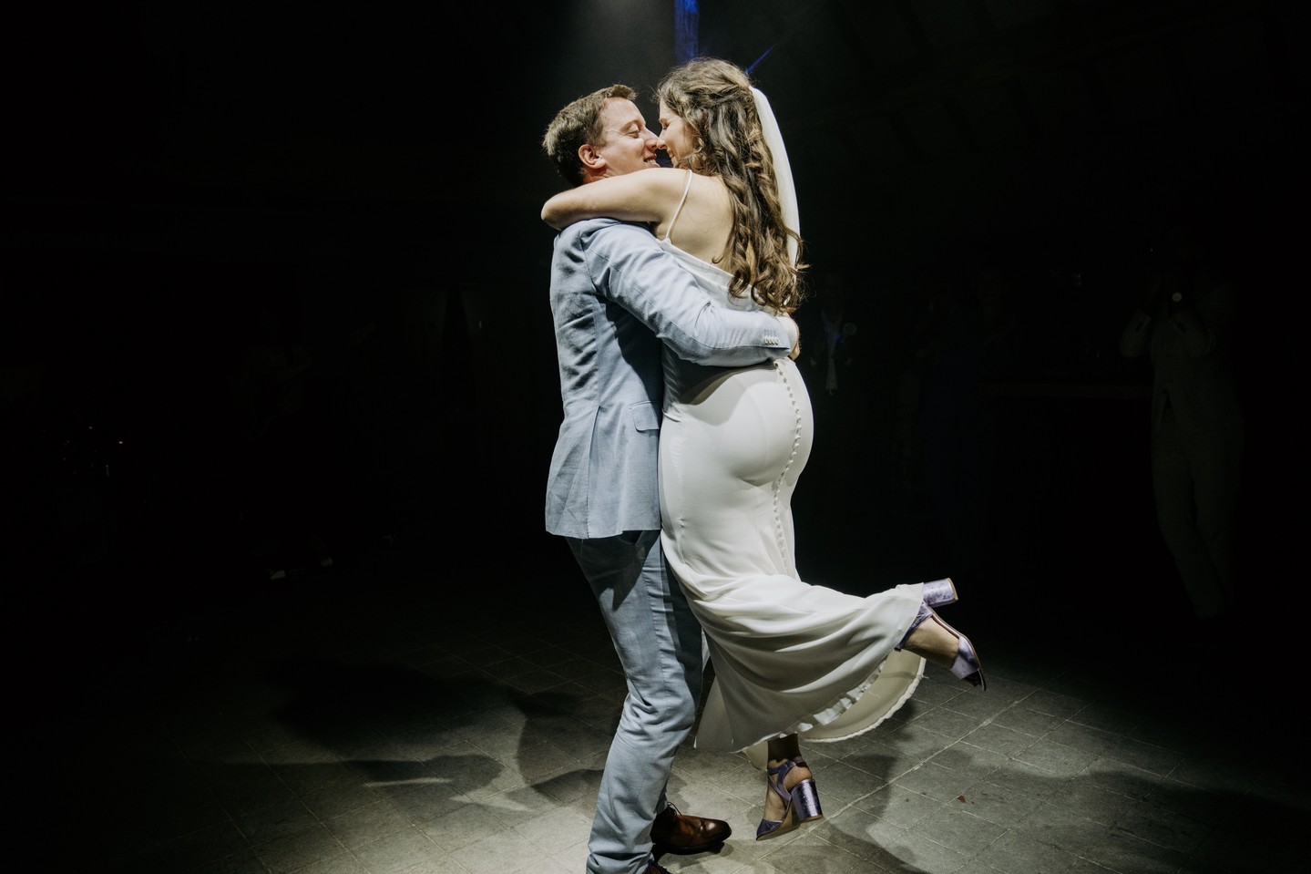 SWIPE om te zien wie er vorig jaar live de openingsdans van A&A bracht 🦞.
Hint hint, hij was toen voor het grootste deel van Vlaanderen nog onontdekt talent, en zag er iets minder rood uit 😉. Maar m'n mond viel ook toen al open van zijn zotte stem, en vanavond staat ie dus gewoon voor miljoenen kijkers ons land te verdedigen. Toi toi toi @redsebastianmusic!
Foto's @jokedenef.fotografie
Band @thesimoncollectiveband