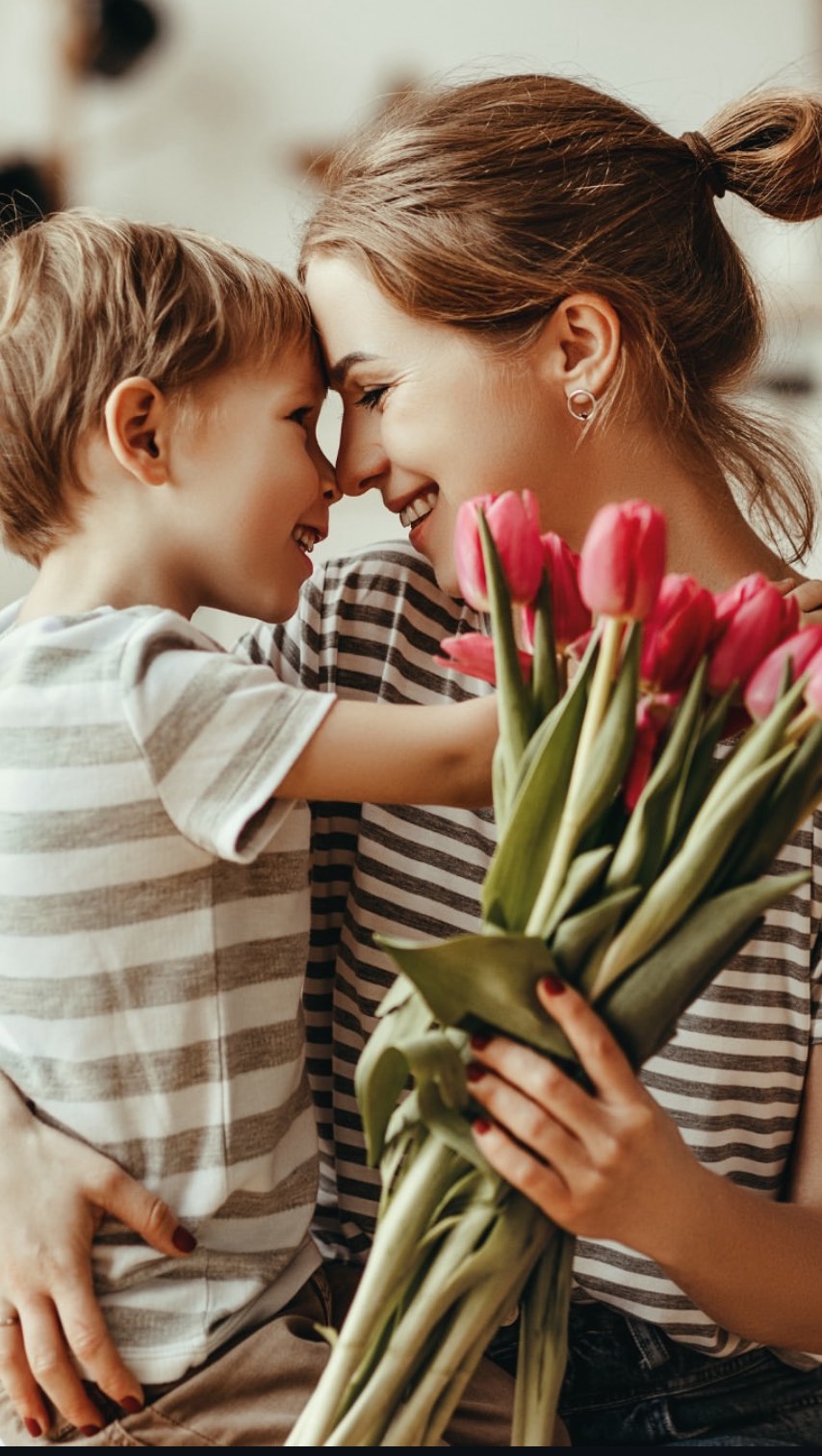 En el renovado Salón Neuchâtel de Swissôtel Quito celebramos el Día de la Madre con una experiencia inolvidable.
Disfrutamos de un almuerzo buffet que combinó lo mejor de la cocina nacional e internacional, con ese toque de casa que nos recuerda el cariño de mamá.
Cada detalle fue pensado para homenajearla como se merece, creando una atmósfera llena de amor, sabor y memorias compartidas.
Gracias a todos quienes fueron parte de este gran día. Una historia más de recuerdos felices en Swissôtel Quito.