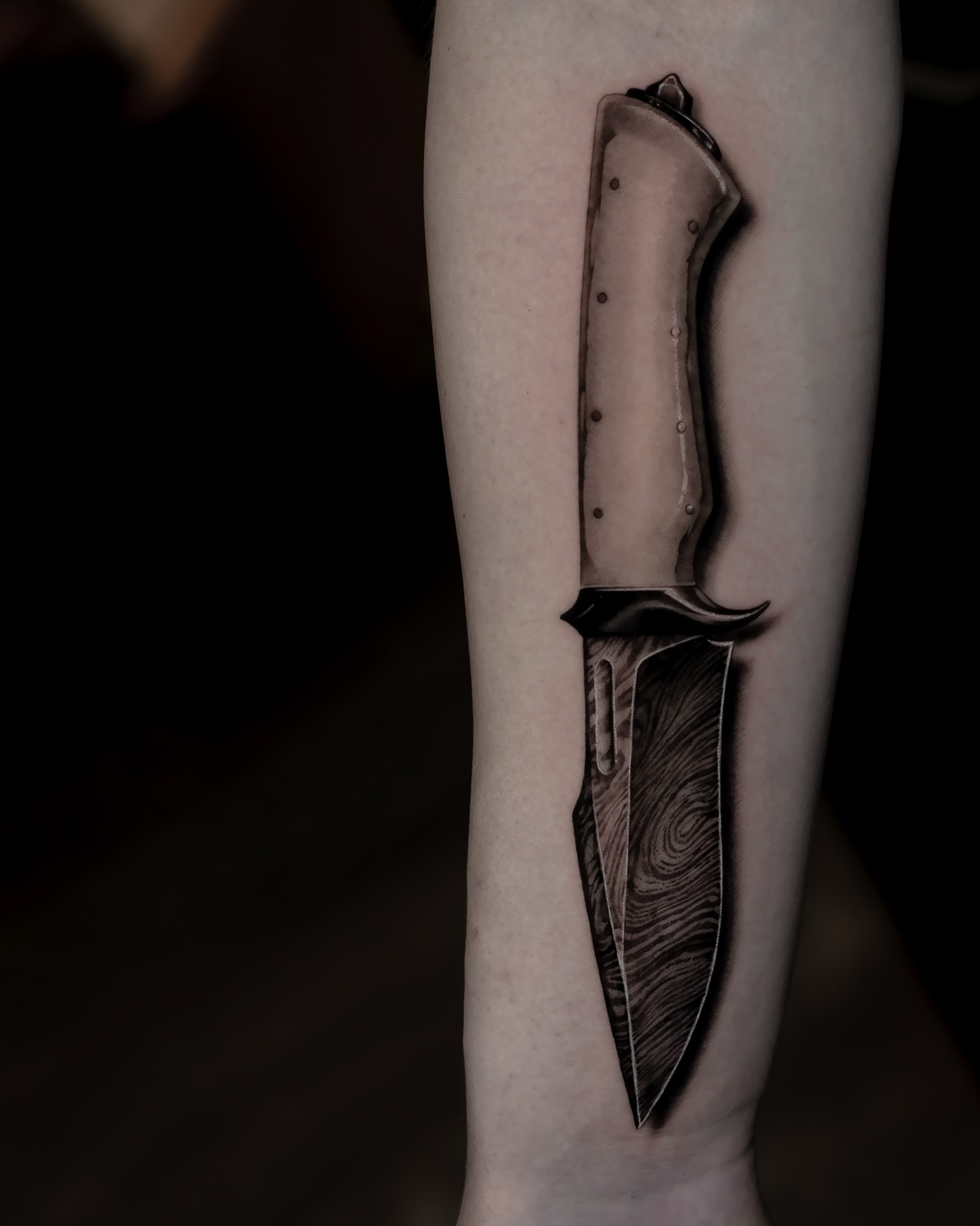 Had the pleasure of tattooing the talented bladesmith @fiedlero.knives 🔥
The tattoo shows one of his unique pieces of craftsmanship, made from the finest materials, including a stunning damascus steel pattern 🗡️✨
Really enjoyed the session! 🙌
#tattoo #tattoos #realism #blackandgrey #damascussteel #bladesmith