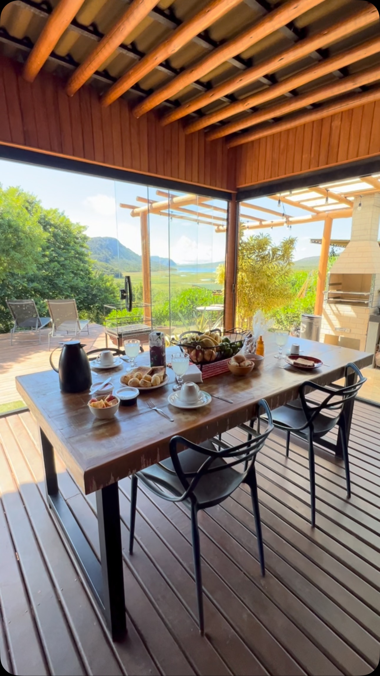 🌅 Promo especial nas Docas da Lapa!
Reserve seu final de semana nas Docas e ganhe:
☕ Uma cesta de café da manhã caprichada para quem reservar o fim de semana
🔹 Desconto na sua hospedagem
Nada como acordar com vista pra represa, cheirinho de café e o descanso que você merece.
📅 Promoção válida para reservas feitas durante este mês de maio/25.
Chama no direct pra garantir a sua!
📸 Compartilhe suas experiências usando #DocasDaLapa e inspire outros a encontrarem seu próprio oásis de paz!
#DocasDaLapa #FindeNaRepresa #PromoDocas #mg #lapinhadaserra #hospedagem #ecohospedagem