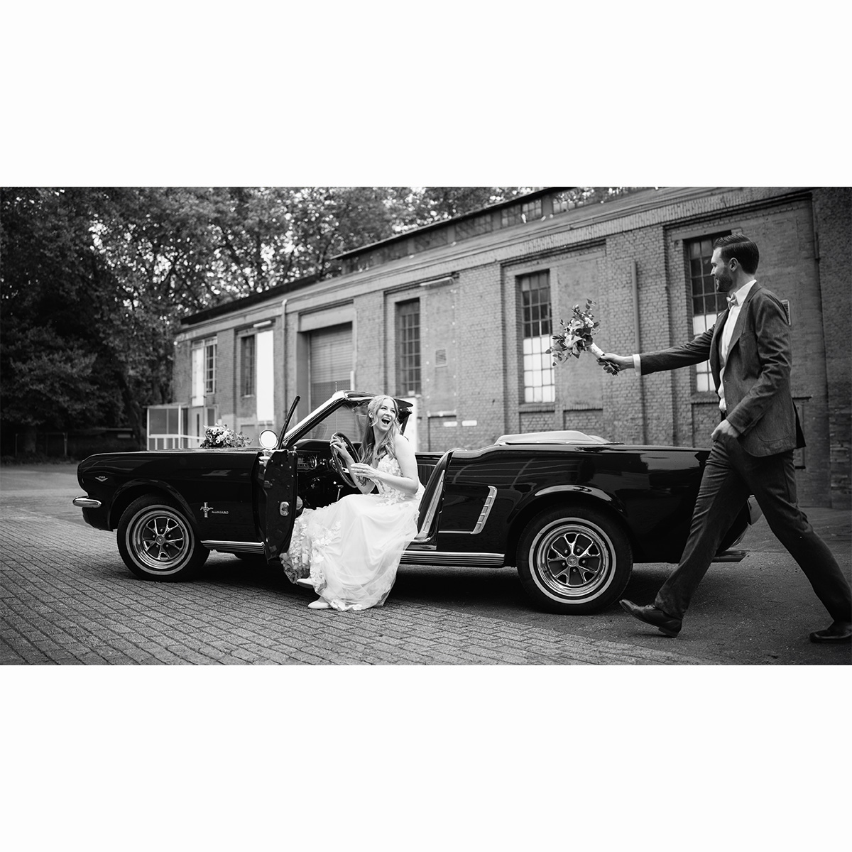 Auftakt mit Adrenalin - Faktor
Es war die erst zweite Hochzeit in der Hochzeitssaison und ich freute mich, nach der Winterpause, so richtig wieder in die Hochzeitswelt einzutauchen. Da wusste ich noch nicht, dass ich das Tauchen im Verlauf der Trauung wörtlich nehmen würde.
Es schien alles perfekt, ich war bestens vorbereitet, ausgeschlafen, hatte mein Equipment getestet und auf Hochglanz poliert, die Umgebung versprach eine traumhafte Trauung im Freien.
Und dann passierte, gleich beim Einzug, der Albtraum aller Hochzeitsfotografen. Meine Kamera ging urplötzlich aus. Auch ein Akku-Neustart brachte sie nicht zum Laufen. Glücklicherweise, oder besser gesagt, in weiser Voraussicht, hatte ich einen zweiten Body, so dass ich nahtlos fotografieren konnte. (Seit über einem Jahr bin ich mit Canon in der Auseinandersetzung, habe das Profigerät bereits zwei Mal eingeschickt und Canon bietet genau keine Lösung, auch für Business Kunden nicht!!).
Nachdem der erste, unsichtbare Schock überwunden war, folgten die Gratulationen. Offensichtlich war ich so konzentriert, dass ich den Teich hinter mir, nicht rechtzeitig wahrnahm und der letzte Schritt rückwärts, ein Vollbad im Schlossteich bedeutete. Nun lag ich also, komplett im Teich des wunderschönen Schloss Styrum, und wäre vor Scham am liebsten nie wieder aufgetaucht. Die Kamera hatte ich reflexartig in die Höhe gehalten.
Dank bestem Sonnenschein und der liebevollen Wundenversorgung durch die Gäste, hieß es, auch im Wet-Contest-Look „Krönchen richten“ und „weiter machen“. Dank Locationwechsel und einem zweiten Outfit im Auto, konnte ich mich zumindest für die Feier wieder herrichten.
Nun ist die Reportage fertig und ich bin stolz auf die Fotos, aufgenommen unter besonderen Bedingungen.
Und noch mehr bin ich dankbar, für das umsorgende und liebevolle Brautpaar, das mir gegenüber soviel Verständnis und liebevollen Worte an Ihrem Hochzeitstag entgegen gebracht hat und mich nicht einfach nur für „verrückt“ erklärt hat - auch nicht als einer der Eheringe kurzfristig in meiner Kameratasche verschwand 🙈. @nathalie.gnsr @schloss.styrum @resonanzwerk @vanini_style @dreamhair.pulheim @canondeu