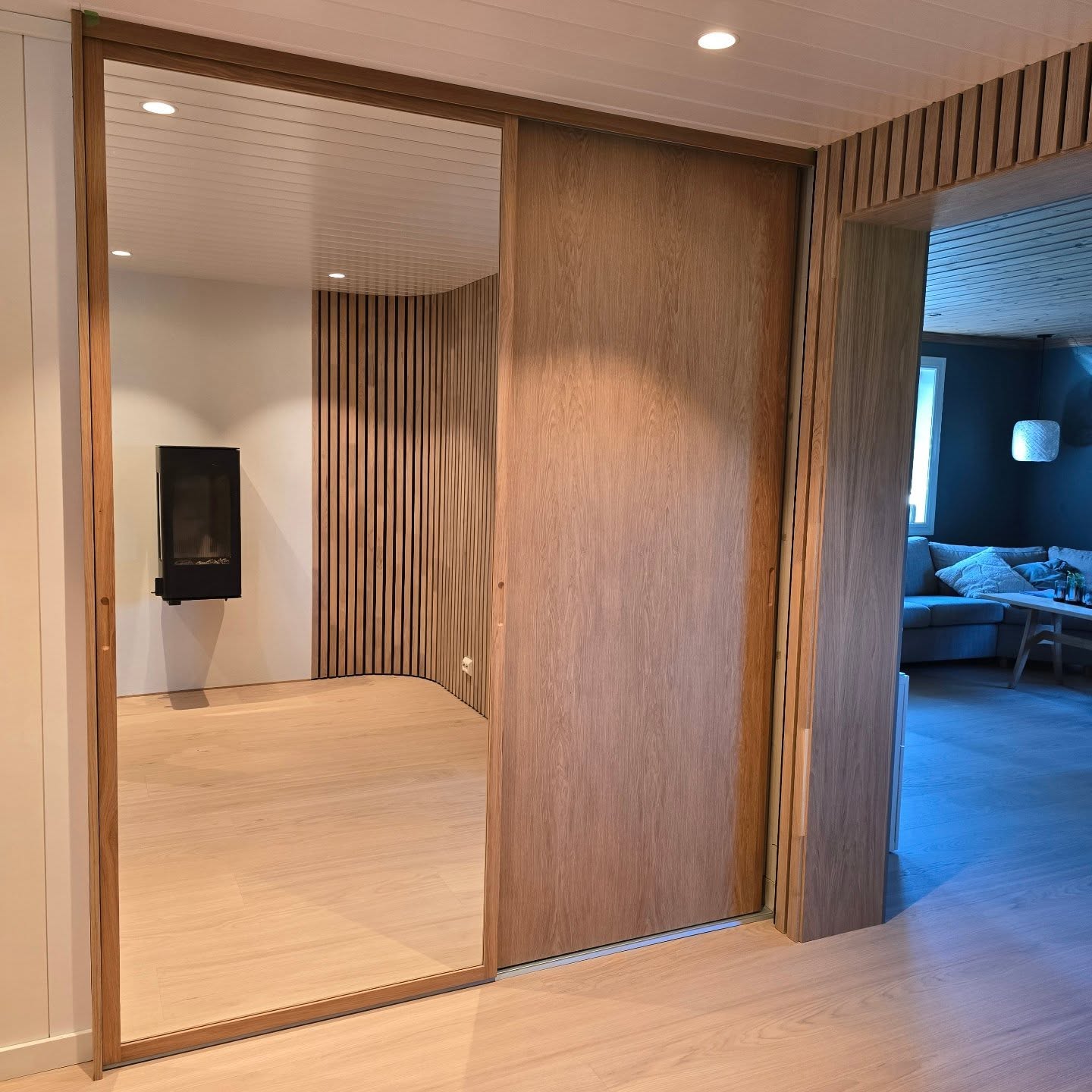 Skyvedører i oljet eik🤩
.
.
.
.
#garderobe #innredning #møbel #woodwork #interior #oak #furniture #eik #custom