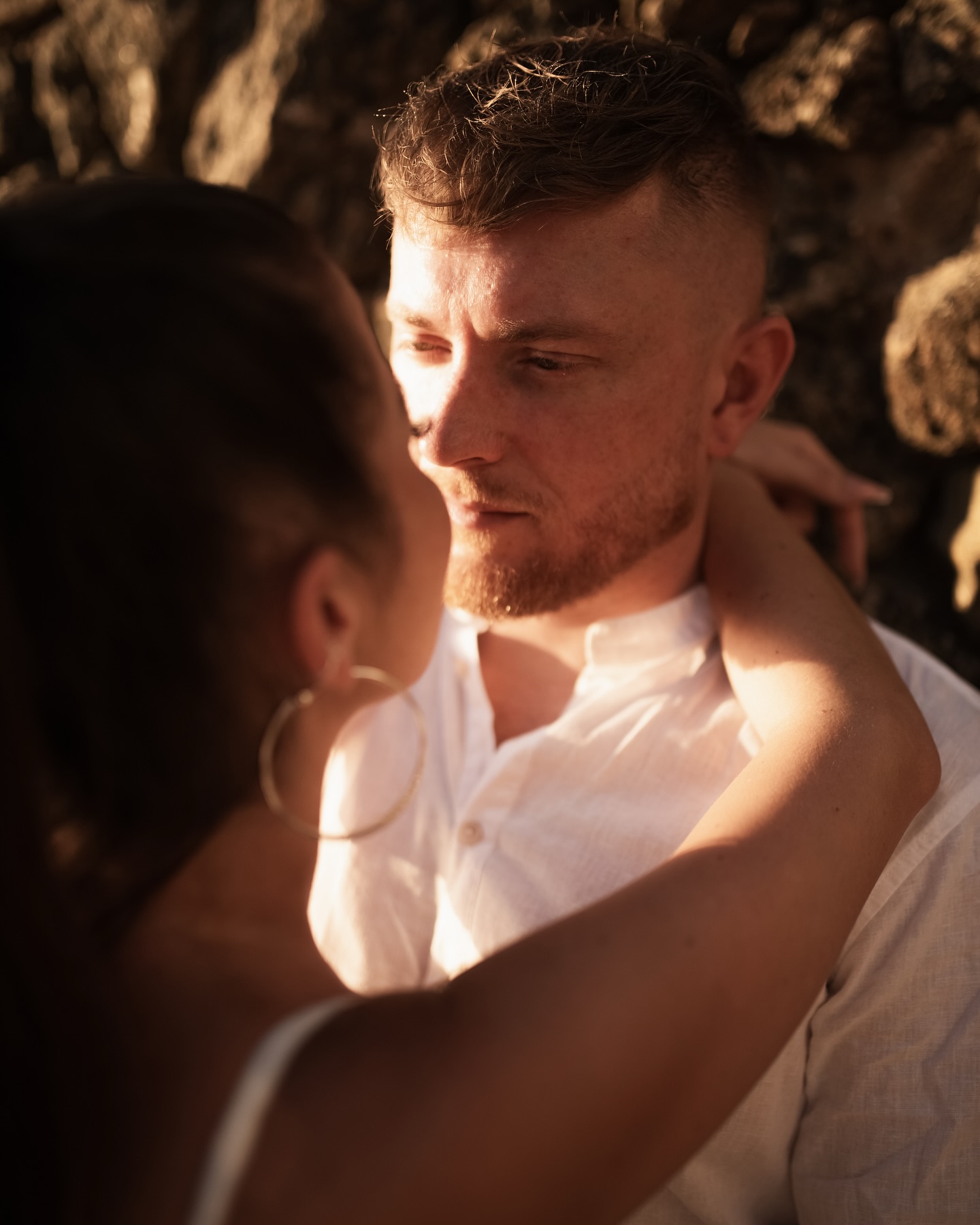 🇩🇪 Cinco anos atrás, fotografar um casal na praia parecia um sonho distante. A mais próxima de casa ficava a mais de duas horas, e eu me pegava imaginando como seria viver da fotografia em cenários assim, livres, abertos, com o som do mar e a luz dourada do amanhecer. Naquela época, isso parecia tão longe quanto falar outros idiomas ou receber mensagens de pessoas do outro lado do mundo dizendo: “Queremos que vocês contem nossa história.”
Hoje, esse sonho se transformou em realidade. Todos os meses temos o privilégio de fotografar casais de diferentes nacionalidades aqui no Rio de Janeiro, e é impossível não lembrar de onde tudo começou.
A Praia Vermelha, esse cartão-postal que tem a cara do Rio, é o lugar favorito de muitos casais… e também o nosso. Foi o primeiro lugar em que pisamos quando viemos ao Rio pela primeira vez. Lembro como se fosse hoje o nascer do sol daquele dia, foi como se a cidade estivesse nos dizendo: “Bem-vindos, esse pode ser o começo de algo grande.”
E foi!
Tivemos a honra de registrar a @jcszlrx e o @marcuss_sz , que vieram da Alemanha para celebrar a lua de mel aqui, em terras cariocas. Escolheram esse cantinho do mundo e confiaram a nós o papel de eternizar esse momento.
E como é bonito perceber que tudo veio no tempo certo. Sem pressa. Sem atalhos. Só vivendo cada etapa, com dedicação, entrega e muito amor por contar histórias reais.
Gratidão por cada passo que nos trouxe até aqui. E um thank you especial ao casal incrível que nos lembrou, mais uma vez, por que fazemos o que fazemos.
Casamentos passam. O amor, não. E nossa missão é eternizar isso em qualquer língua, em qualquer canto do mundo. 🌍🫀
#photosinrio #photosinriodejaneiro #honeymoon #photographerinriodejaneiro #fotografoenriodejaneiro #coupleshoot #couplephotoshoot #couplephotography #inriodejaneiro #riodejaneiro #rj #brasil #urcarj #praiavermelharj #paodeacucar #sugarloafmountain #gerginphoto #gerginphotography