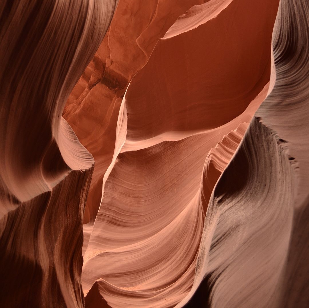 Certains objets nous bouleversent. Une vieille chanson, une odeur, un symbole. Ils nous ramènent à nous, à ce que nous ressentions ou à ce que nous étions.
Si tu allais les chercher, non pas dans une boîte, mais dans ta respiration? Le breathwork t’aide à ouvrir ses espaces pour sentir, libérer et accueillir ce qui es.
Je te propose un voyage intérieur, sans valise, juste toi et ton souffle. Tu viens?
À bientôt
Danila
Lieu : Physiothérapie Haeberli, Av. de Bellevaux 12, 2000 Neuchâtel
Tarif : CHF 60 par personne
Durée: env. 2 heures