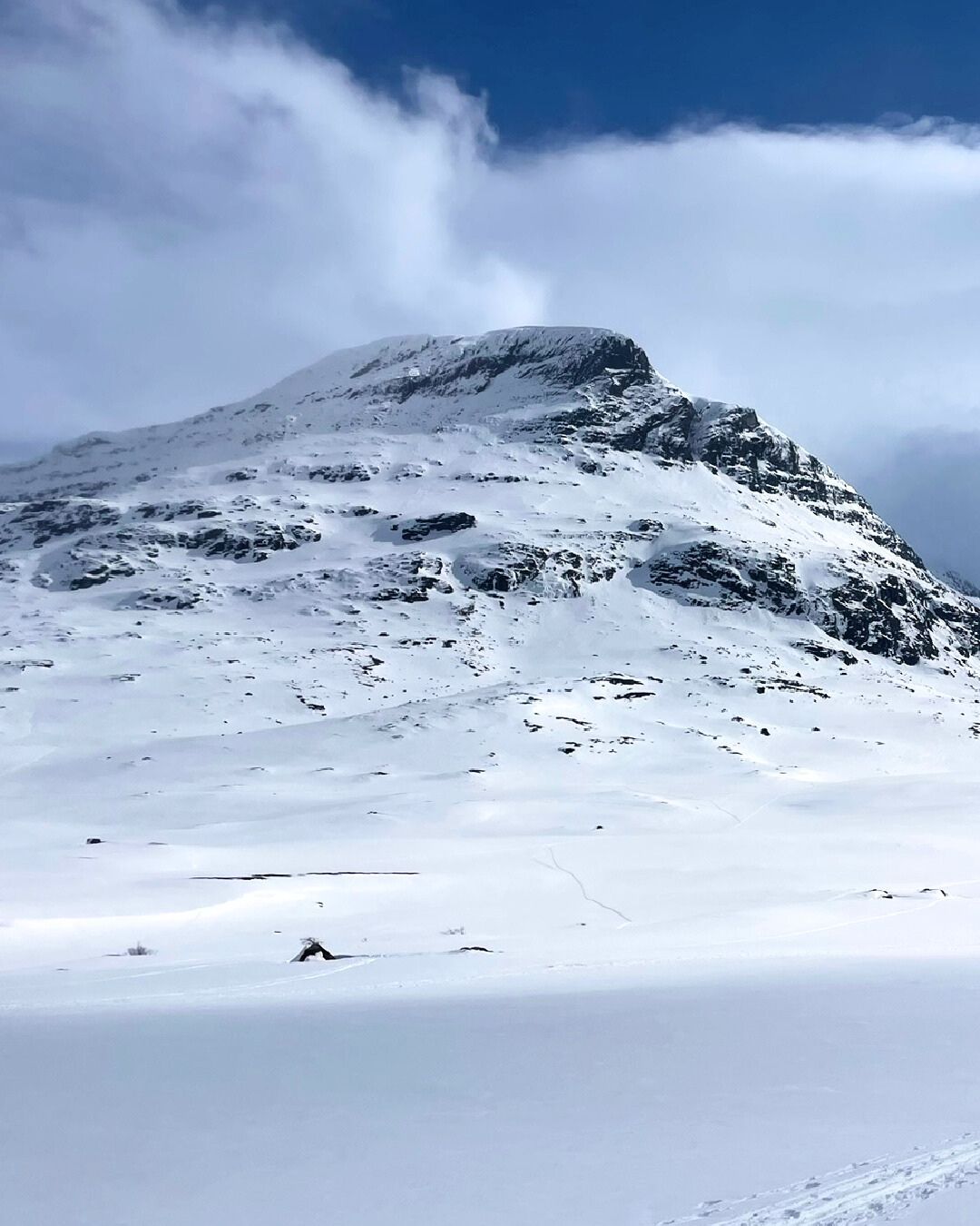 Vårvinterns högtid i Kiruna ✨❄️
Vårvintern är här i Kiruna! ☀️ Solen står högt på himlen efter polarnatten och vi njuter av ljusa kvällar som blir längre för varje dag.
Skidentusiasterna känner den årliga "paniken" 😅 – snön förändras, och vi undrar: Hinner vi med drömturen till Låktatjåkka, Sveriges högst belägna fjällstation? Eller den perfekta turen till Soldalen? Ryggsäcken står packad och väderprognosen kollas konstant.
Men när skidspåren smälter väntar Kirunas magiska sommar med forsar, blomstrande hjortron och midnattssol som ger energi dygnet runt. ✨
Varje säsong här uppe har sin egen skönhet. När sista skidturen är gjord, välkomnar vi sommarens äventyr med öppna armar! 🏔️💚
Gillar du också alla årstider i naturen? Jobbba med oss på Lyftnord och ha fjällen runt knuten!
Läs mer på vår karriärssida karriar.lyftnord.se
#Kiruna #Vårvinter #Skidåkning #Midnattssol #Årstidsväxling #Fjällliv #Låktatjåkka #Soldalen #Norrbotten #SvenskaFjällen