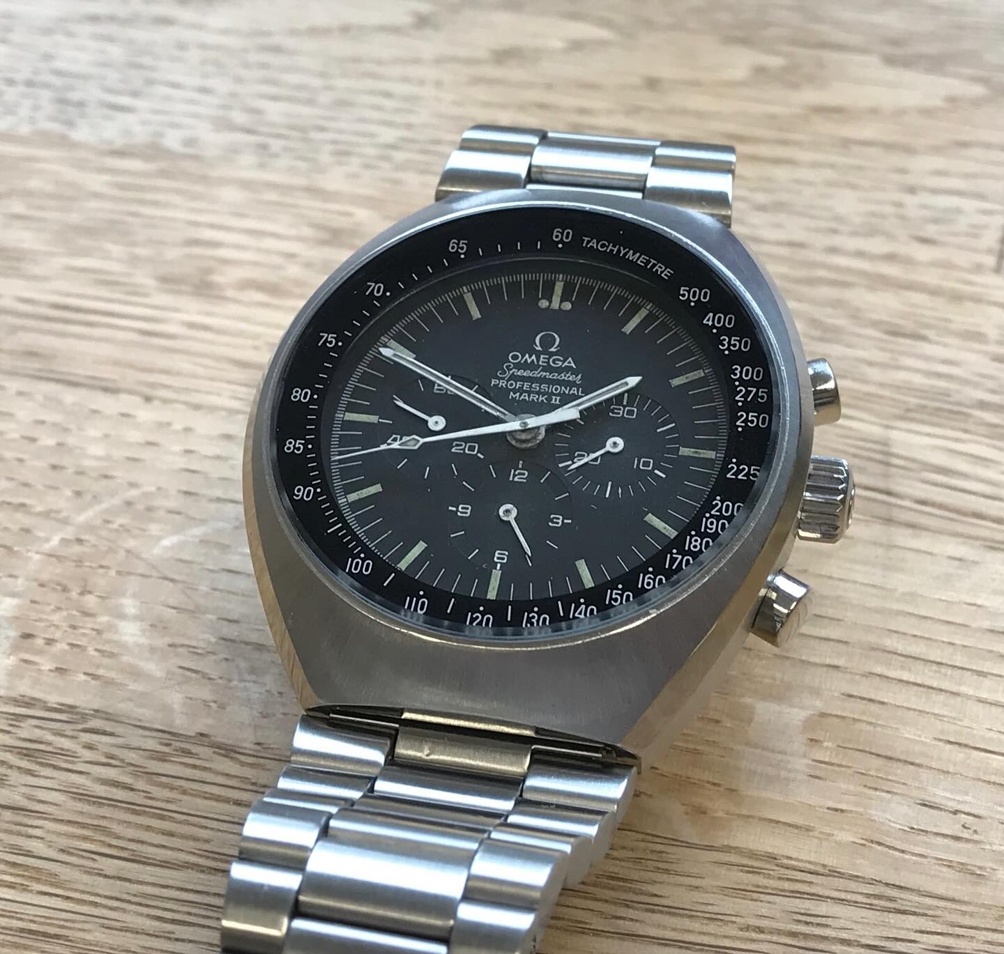 Service av en Omega Speedmaster mk II med Omegas välbeprövade kaliber 861. Det krävs väldigt många delar för att en kronograf som den här ska fungera och då gäller det att inte glömma att använda ett mothåll då man monterar på visarna för att inte rubinlagret ska spricka. #urmakeri #tidlösaur #tidlös #ulvakvarn #uppsala #watchmaking #klocka #watch #kronograf #chronograph #omega #speedmaster #mkii #omega861 #speedytuesday