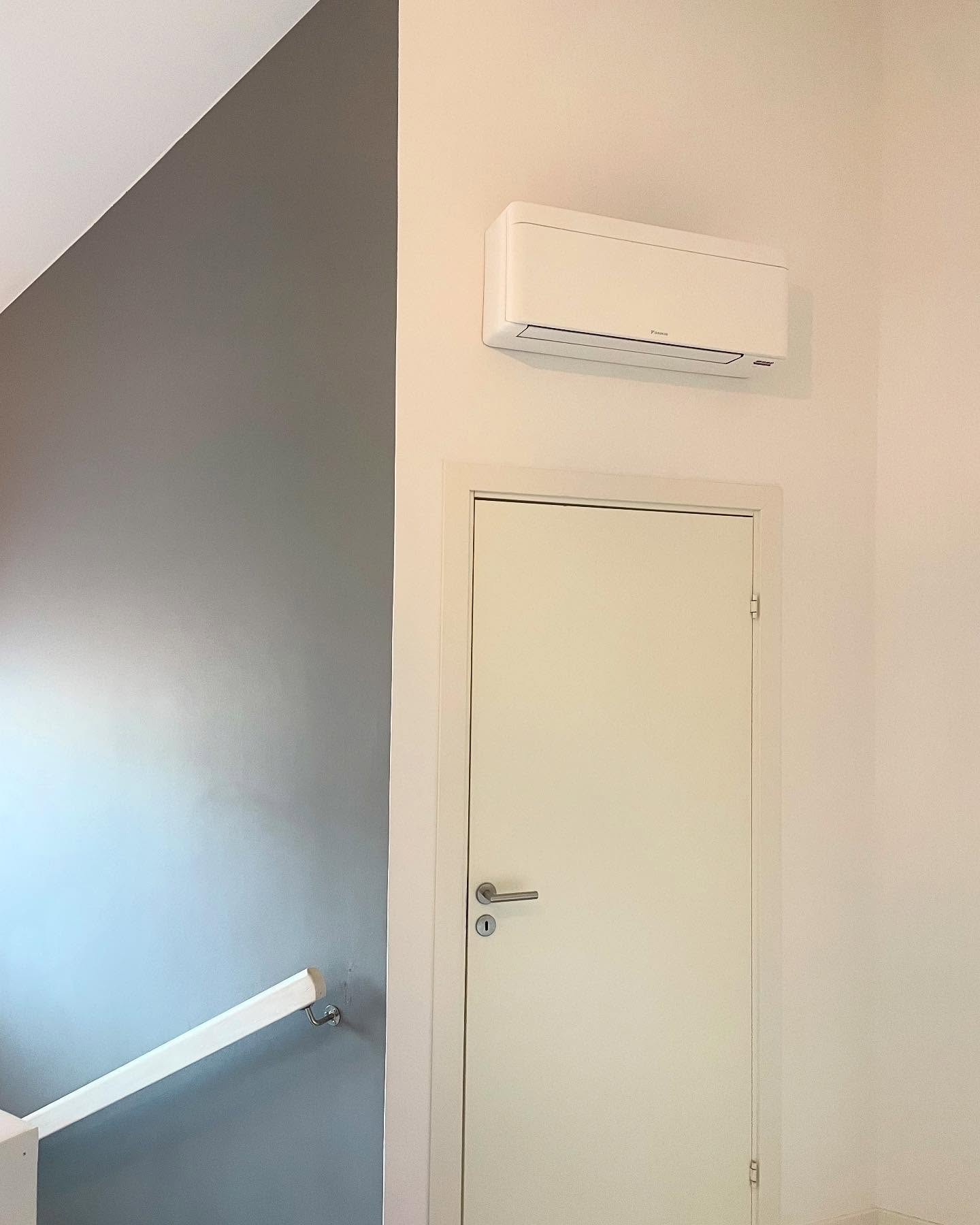 Daikin Stylish XTH 30 installerad i Spånga! Blir din ovanvåning också riktigt varm när solen ligger på?☀️😥
Är du också intresserad av att veta vilken lösning som passar ditt hem bäst?☘️
Boka ett kostnadsfritt hembesök🙏🏻
📞 08-7685577
✉️ Kontakt@bmekyl.se