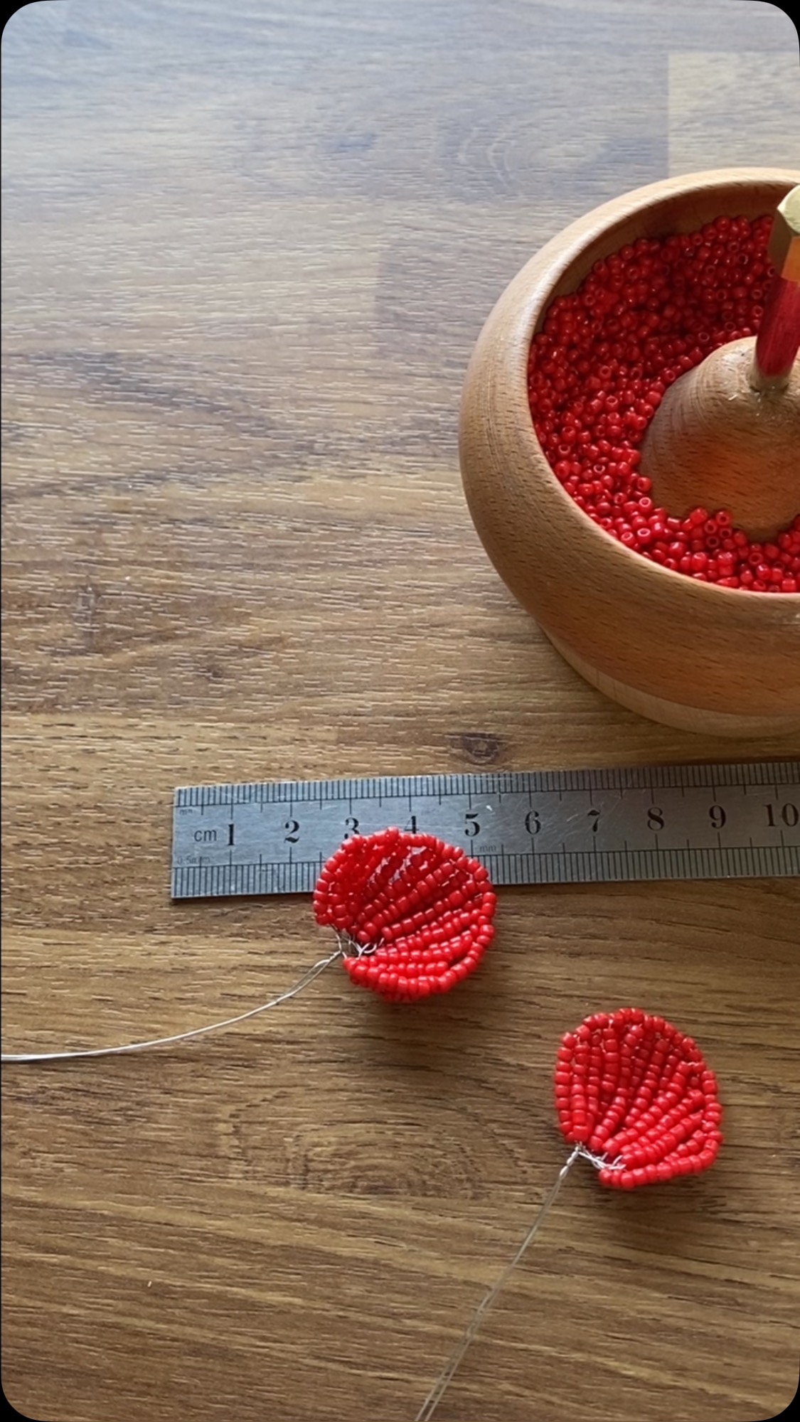 Making a poppy petal! New tutorial videos now on the website to help and guide you with your beaded flower making!
#tutorial #beadedflower #poppy #poppypetals #guidance #thebeadedgarden #craft #craftkit #craftsastherapy #craftingtherapy #beadingtutorial