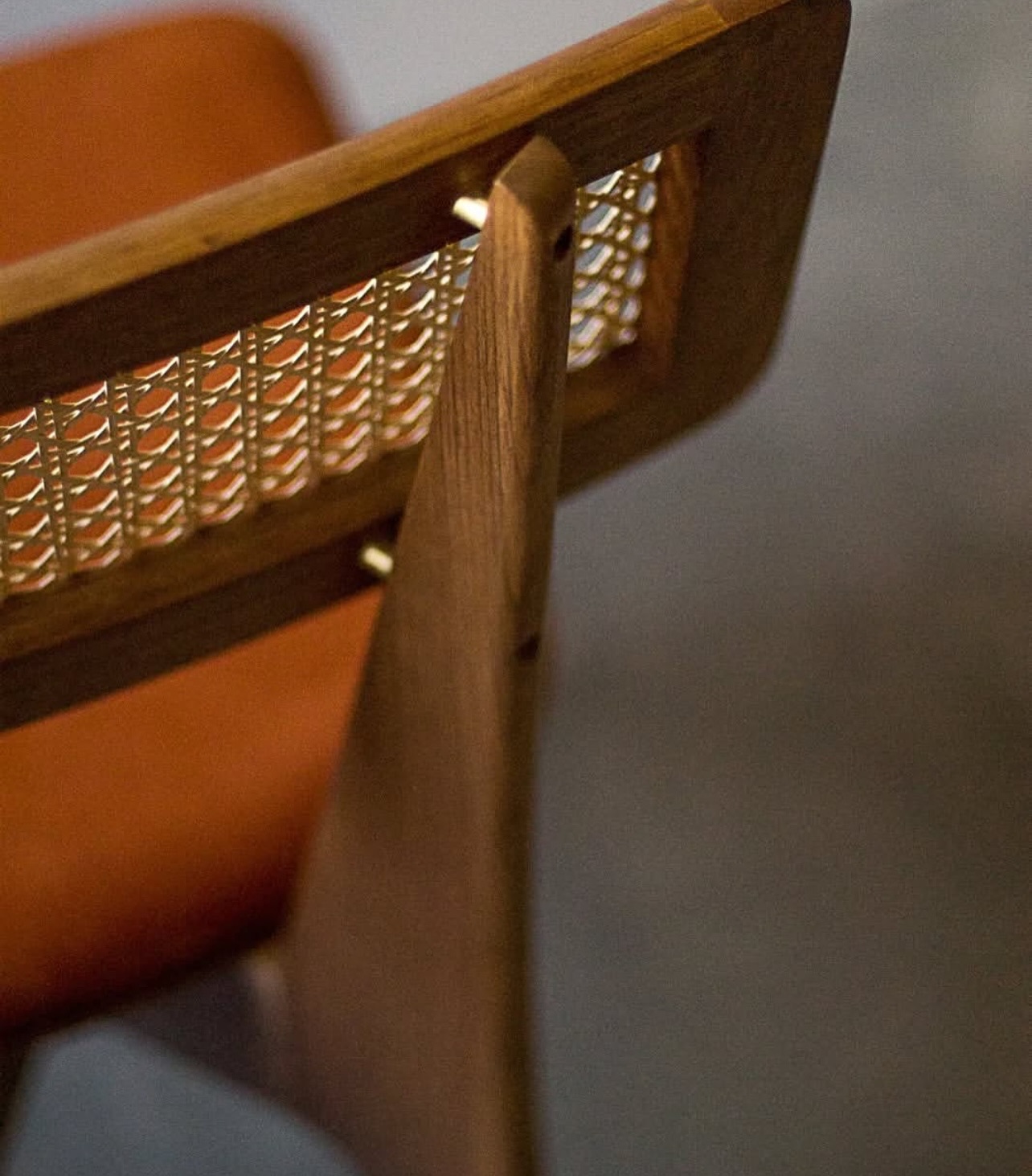 Design Solka (Matheus Solka)
Cadeira TAO - madeira maciça / palha natural / assento estofado.
#cadeira #design #designautoral #designbrasileiro #decor #decoração #contemporanio