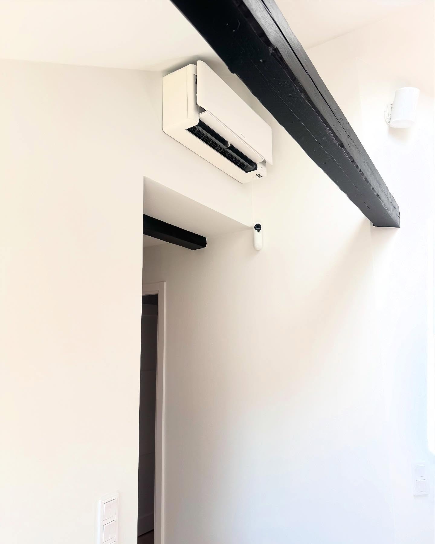 Daikin Stylish XTH30 med plåtdetaljer lackerat i svart installerat i takvåning på Östermalm. En kund som nu kan se fram emot varma sommardagar och svalt inomhusklimat🙏🏻
Är du också intresserad av att veta vilken lösning som passar ditt hem bäst?☘️
Boka ett kostnadsfritt hembesök🙏🏻
📞 08-7685577
✉️ Kontakt@bmekyl.se