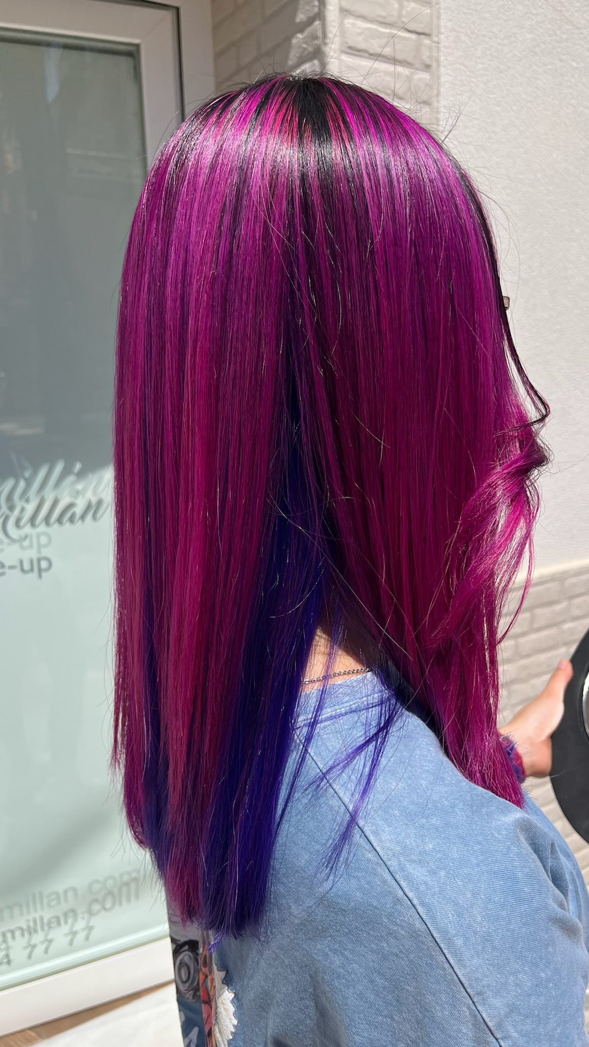 ✨ Transformación creativa y atrevida ✨
Os mostramos uno de los trabajos que hicimos hace unos días.
Preparamos el cabello de nuestra clienta realizando una decoloración cuidadosa y así lograr una base perfecta.
Después, aplicamos tonos rosa y morado, creando un look de diva total lleno de personalidad y contraste.
¡El resultado es fantasía pura y mucho estilo! 🌈💇🏻♀️
#barbaramillan #equipobarbaramillan#peluqueria #hair #makeup #moda #beauty#hairsalon #hairstyles #kerastase
#wella #coloristawella #sassoon #goaorganics #sebastianprofessional