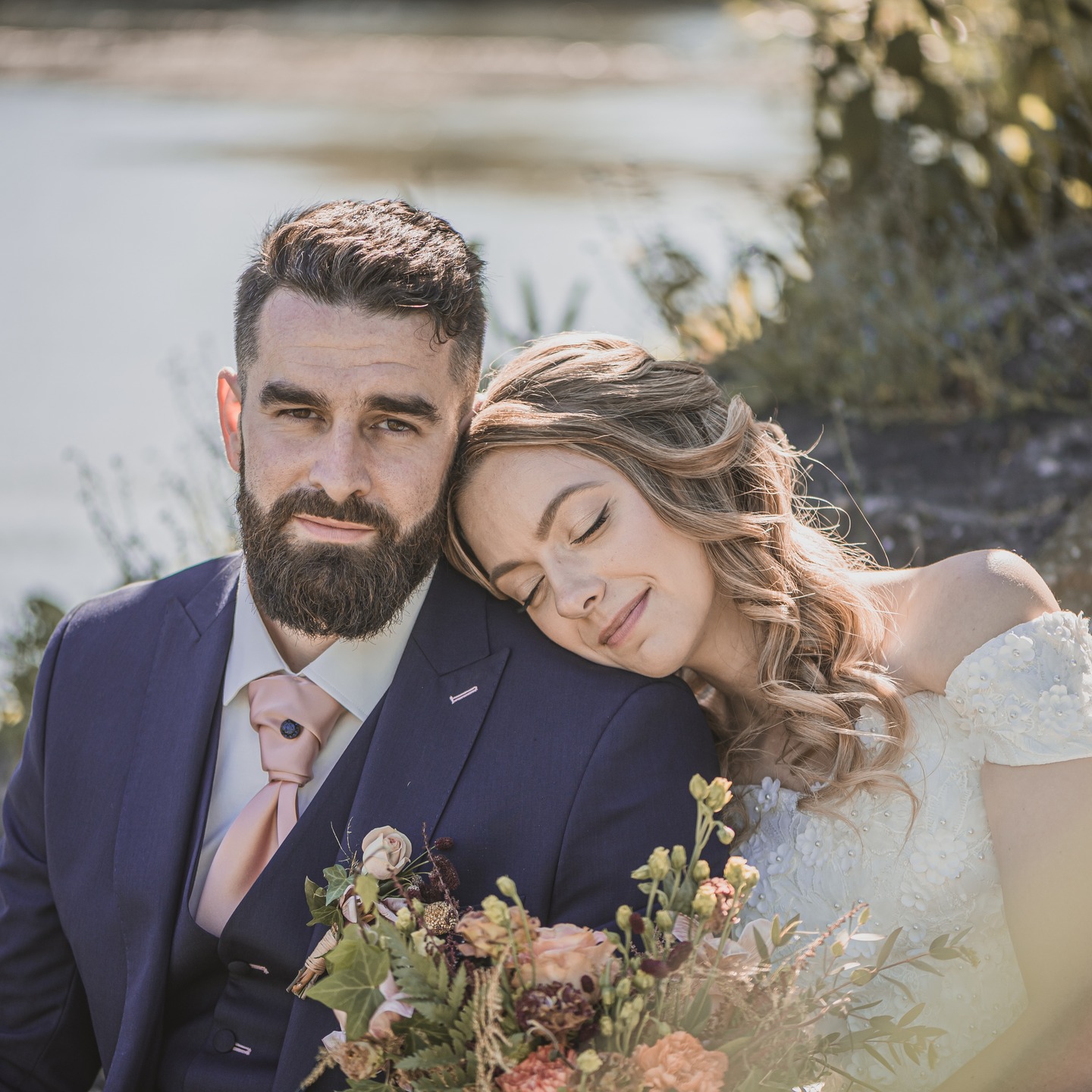 Bonjour à tous !
Je vous écris ce post pour vous annoncer mon retour en tant que photographe, cette fois dans un cadre associatif, afin de promouvoir mon art à travers des cours de photographie et, ponctuellement, des prestations.
Les mariages me manquent : les échanges, ainsi que la relation — parfois éphémère, mais toujours marquante — que je tisse avec les mariés et leurs invités, sont pour moi une grande source d'inspiration.
Étant devenu pompier professionnel, j’ai dû mettre fin à mon statut d’auto-entrepreneur. Deux ans plus tard, je reprends la photo dans un cadre associatif, comme mentionné plus haut. Cela me permet d’exercer ponctuellement en tant que photographe prestataire, tout en respectant le cadre légal.
A bientôt pour de nouvelles aventures!! 🎉🥰