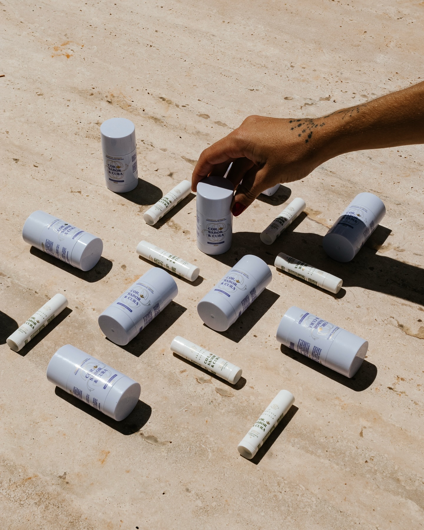 O Dia das Mães passou, mas o nosso compromisso com o cuidado permanece.
Sinta a leveza de um desodorante natural que respeita seu corpo, com ativos vegetais e livre de alumínio. E nosso balm labial, enriquecido com manteigas naturais,que te proporciona uma hidratação profunda.
Para transformar o seu dia a dia em cuidado e afeto.
