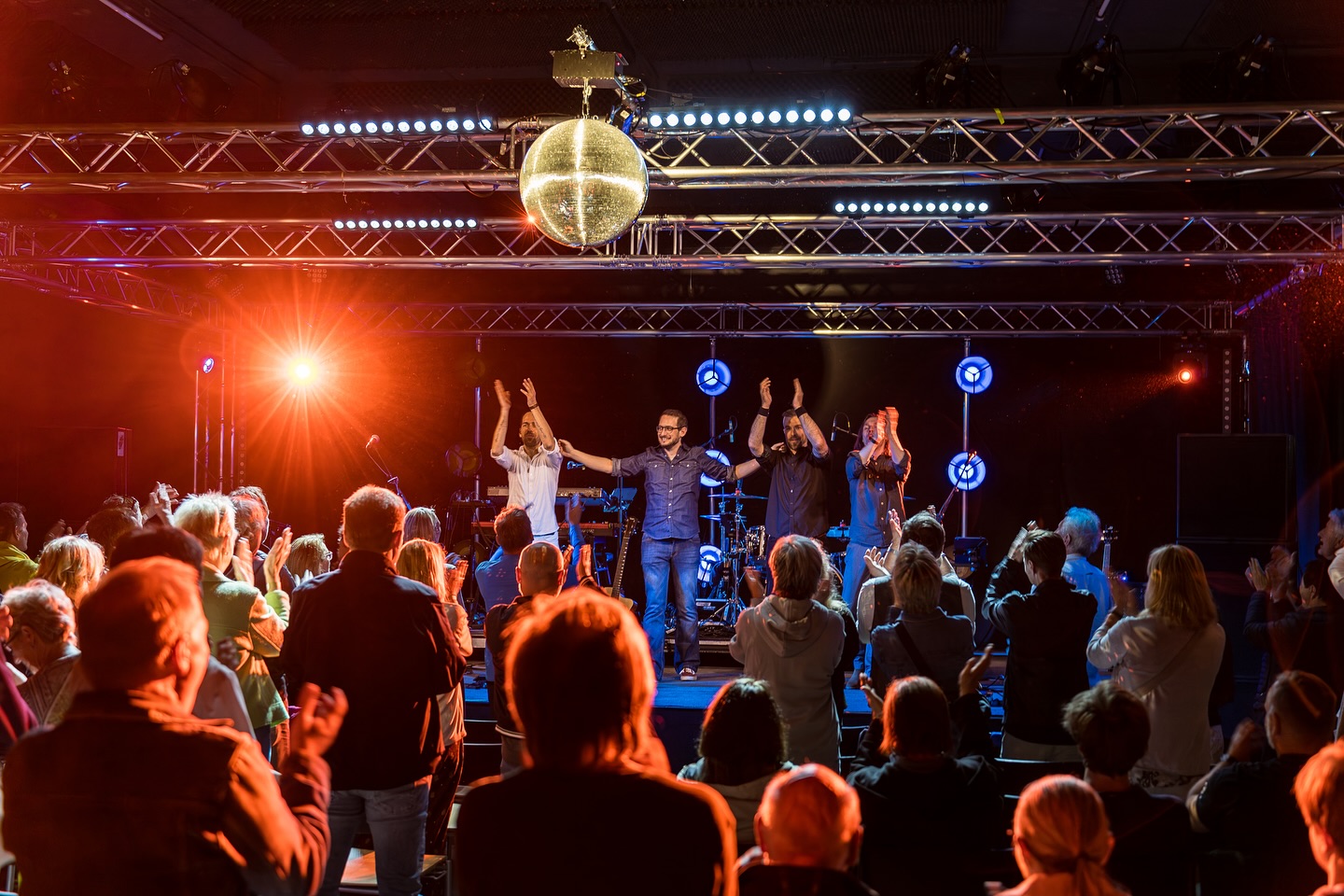 🎶 „Come together, right now...“ 🎶
Was für ein Abend! Die Stimmung war kaum zu toppen 🥳
Es wurde getanzt, gelacht und die Hüften schwangen im Takt – dank einer grandiosen Band @theclassicrocktribute und einem Publikum, das einfach mitgerissen hat.
Ein riesiges DANKE an alle, die dabei waren und diesen Abend zu etwas ganz Besonderem gemacht haben. 💃🕺✨
#BeatlesVibes #theclassicrocktribute @altefeuerwehrhalle