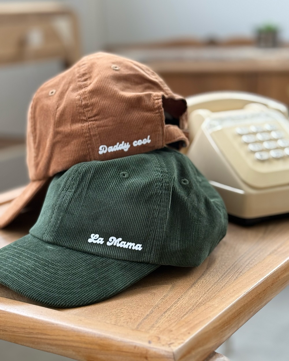 Casquettes en velours côtelé 💕
Classiques ? Trop peu pour vous.
Nos casquettes en velours côtelé ne sont pas juste là pour couvrir une bad hair day — elles affirment un style, une vibe, une personnalité.
Et le petit plus ? Elles sont personnalisables.
Un prénom, un mot fétiche, une punchline ? On personnalise tout ça avec amour.
Disponible en plusieurs coloris pour matcher toutes vos humeurs.
Alors, team lettering chic ou message qui claque ?
Dispo dès maintenant sur luzetnina.com
#luzetnina #casquette #casquettepersonnalisée #cadeaufetedesmères #creatricetoulousaine