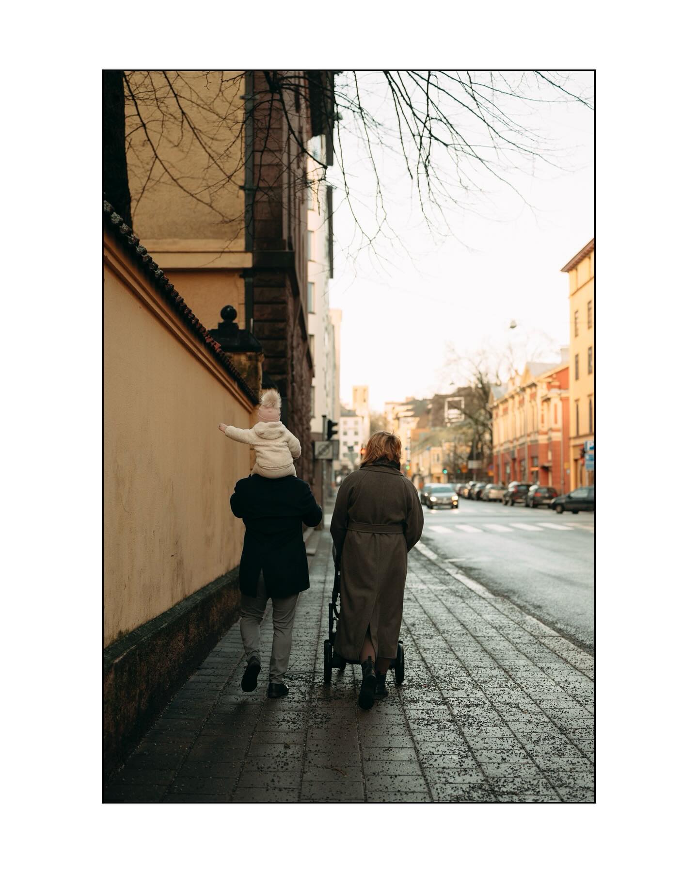 Aina ei tarvitse lähteä kuvattavaksi luontoon tai kuvata kotona. Jos kaupunki tuntuu teiltä ja vietätte siellä paljon aikaa, kuvaus voidaan oikein hyvin toteuttaa myös siellä.
Kuvauspaikkaa ei tarvitse valita sen perusteella, että sen pitäisi näyttää tietynlaiselta. On mun mielestä todella tärkeetä, että se tuntuu oikealta. Tai että se paikka merkitsee teille jotakin.
⠀
Kaupungissa ne kaikki tutut kadunkulmat tai ne vakkari puistonpenkit voi olla just se, jossa teidän elämä näyttää ja tuntuu aidosti teiltä.
Parhaaseen lopputulokseen päästään aina silloin, kun kuvaus toteutetaan kaikin tavoin teidän näköisesti. Eli huspois ne ajatukset, että kuvaus pitäisi toteuttaa jossain tietyssä miljöössä tai ettei teitä voisi kuvata vaikka keskellä kaupunkia.
Näitä kaupunkikuvauksia ois kiva tehdä lisää. 👋🏻😌
#perhekuvausturku #perhekuvaajaturku #perhekuvaus #dokumentaarinenperhekuvaus #perhekuvaussalo #valokuvaajaturku #valokuvaajasalo #turku #riikkalilja