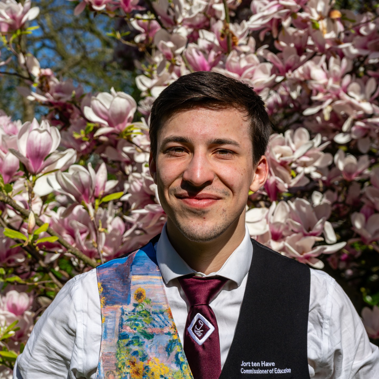 Jort is our photogenic Commissioner of Education. Aside from sharing all kinds of fun-facts he frequently helps out high schoolers interested in our study as well.
While jamming out together with Jens he keeps an eye out for the educational side of the association. Wrapping presents for the graduations, organising walk-along days and chairing the Education Committee. Jort makes sure it all gets done. Perhaps 5 minutes before the start. But done is done.
O.d.z. Het komt wel goed!
