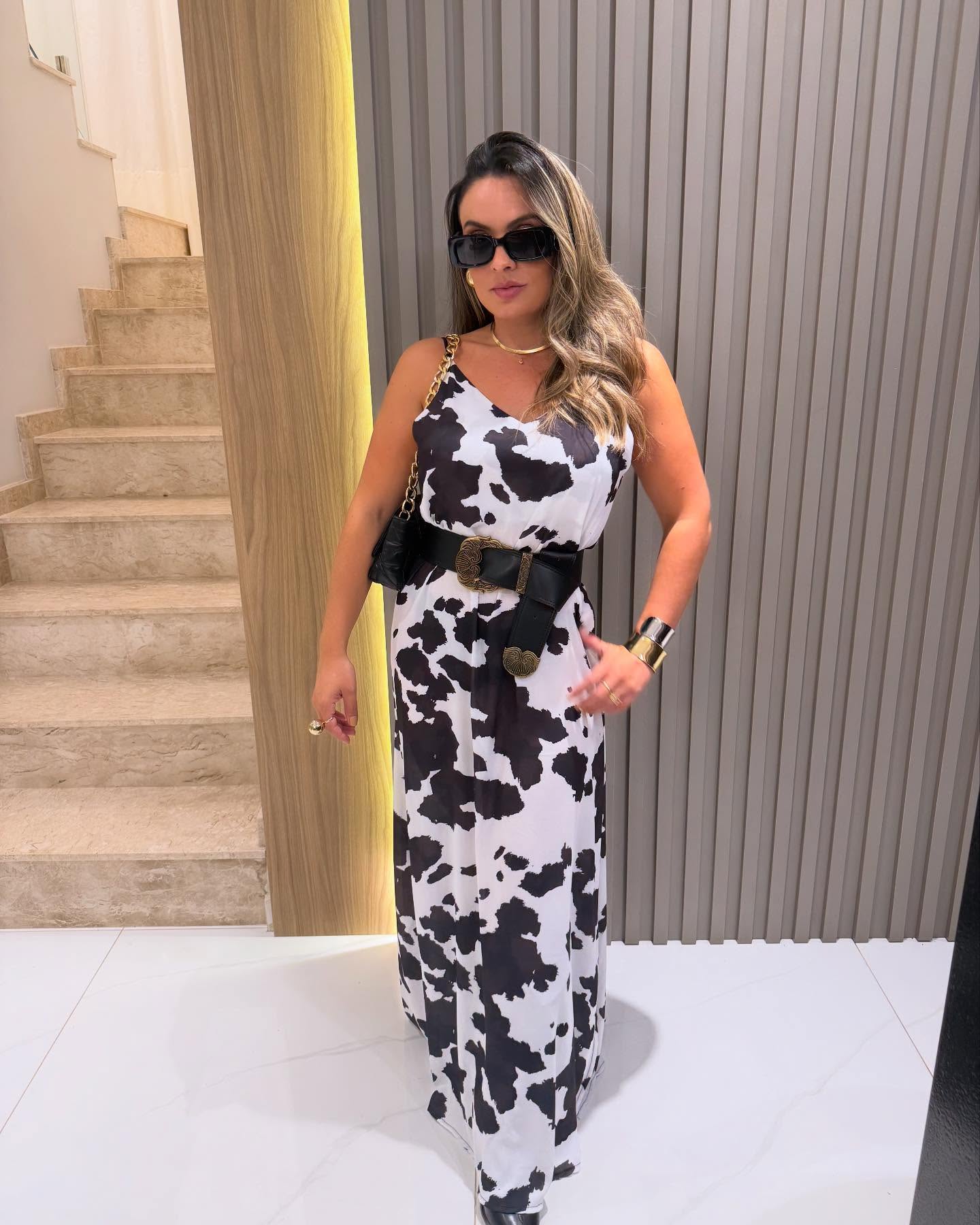 Estampa impactante + acessórios de atitude = Look inesquecível! 🖤🤍
O animal print ganhou uma nova leitura com essa padronagem estilo “cow print”, trazendo personalidade e ousadia à produção.
Com shape fluido o visual equilibra o fashionismo com sofisticação na medida certa.
✨Tamanho Único (veste até 42) 230$ | Cinto Couro 98$
Compre no site: www.vastore.com.br