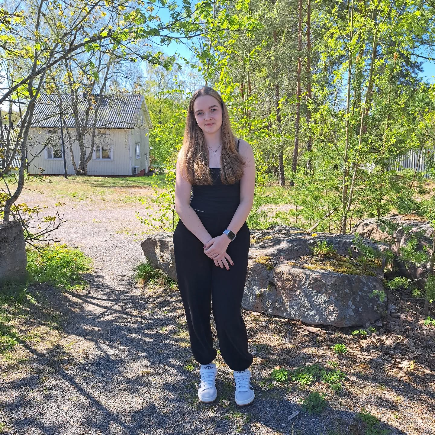 Lukion 1. vuoden opiskelija Riina Jokela suoritti tänä keväänä Turun yliopiston Minustako kauppatieteilijä - kurssin. Kyseessä on Turun kauppakorkeakoulun tarjoama kurssi lukiolaisille. 🤩
Riina valitsi kurssin, koska halusi vaihtelua lukujärjestykseensä. Kurssi oli Riinasta mielenkiintoinen ja hän suosittelee sitä muillekin, etenkin kaupallista alaa pohtiville opiskelijoille.😌📚
Psst! Kurssin saa hyväksiluettua yrittäjyyden ja liiketalouden opintokokonaisuuteen.😎