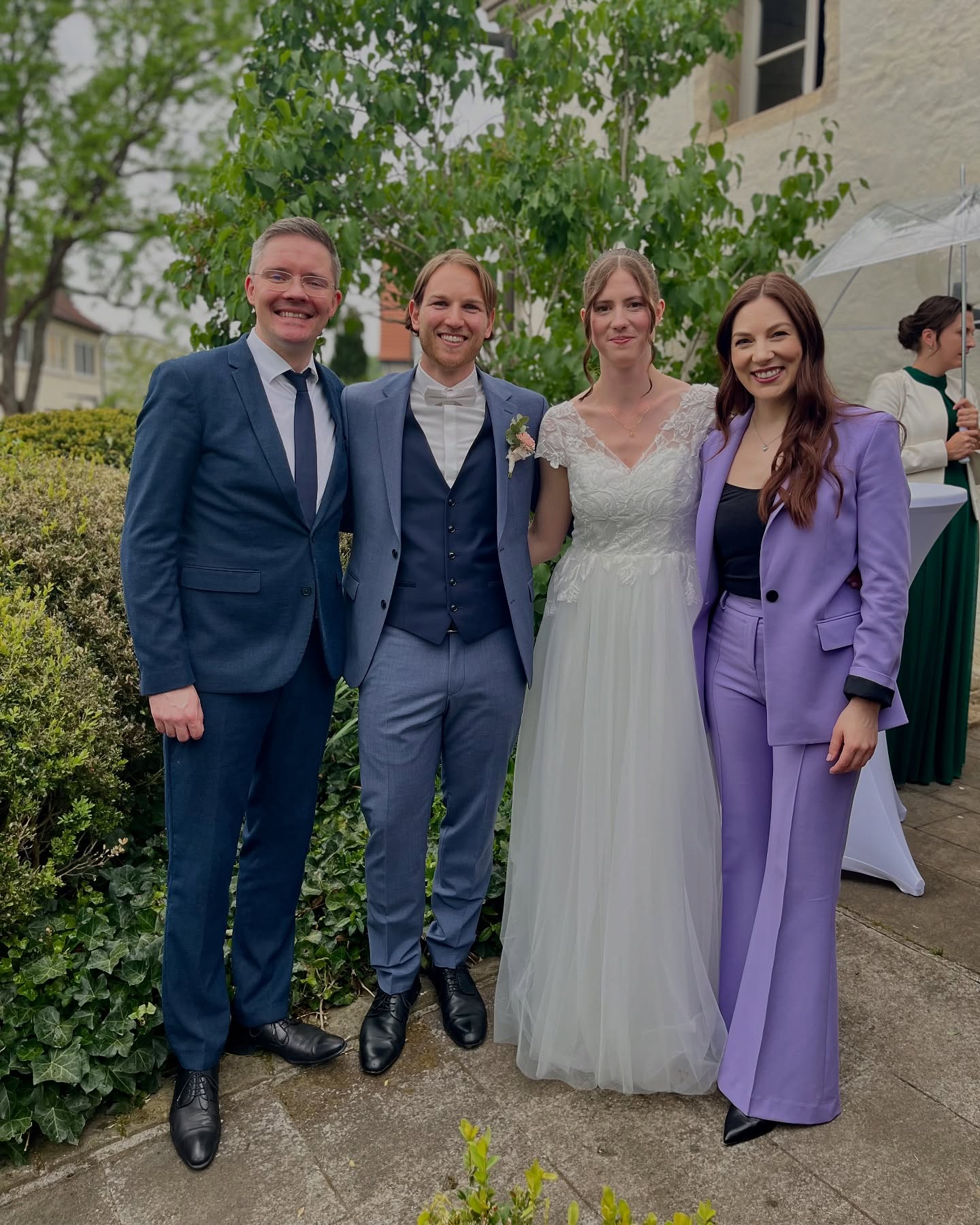 Am 3. Mai durften wir die Trauung von Selina und Pascal in einer wunderschönen kleinen Kirche musikalisch begleiten. Ein besonderer Moment: Als Daniels Pianostück „Una Mattina“ von Ludovico Einaudi erklingt und für einen stillen, emotionalen Höhepunkt sorgt.
Das absolute Highlight kam dann beim Auszug: Das Wunschlied des Bräutigams, „Erdbeerkuchen“ von AnnenMayKantereit, das wir auf unsere Art interpretiert haben – und dazu wurde die Erdbeertorte direkt in die Kirche geschoben. Für uns eine Premiere: Hochzeitstorte schon in der Kirche und dann weiter beim Sektempfang draußen. Ein unvergesslicher Moment – nicht nur für die beiden, sondern auch für uns.
Danke, liebe Selina und lieber Pascal, dass wir dabei sein durften!
#trauung #livemusik #hochzeit2025 #kirchlichetrauung #hochzeitstorte #unamattina #erdbeerkuchen #hochzeitsmusik #musikerfürtrauung #hochzeitssängerin #hochzeitssängerinstuttgart