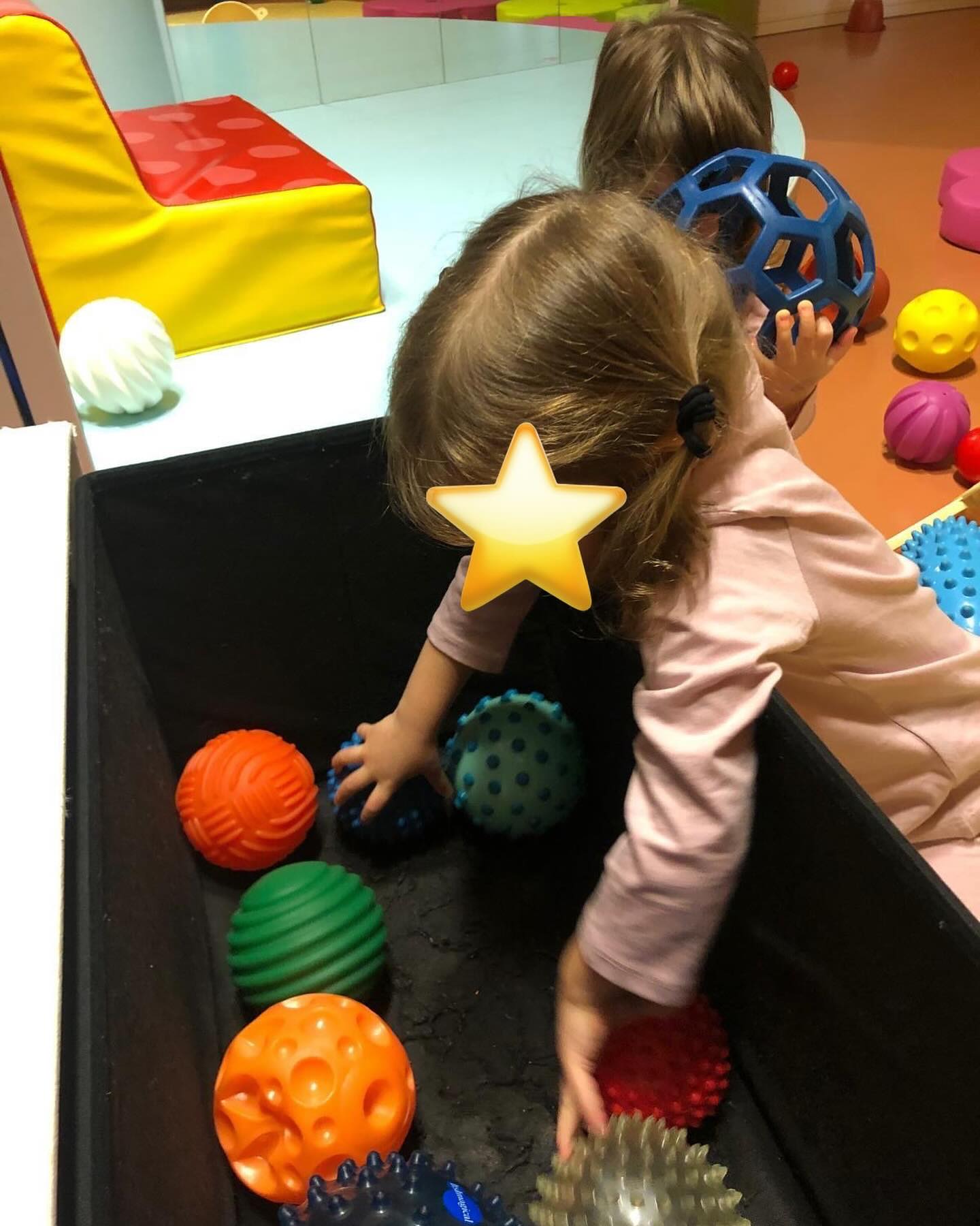 Alla scoperta delle palline sensoriali… vista, tatto e udito soddisfatti! Stimolazione e sviluppo motorio, coordinazione occhio-mano, motricità fine e grossa… c’è proprio tutto stamattina! Anche la curiosità e l’esplorazione di materiali diversi, divertitevi bambini!