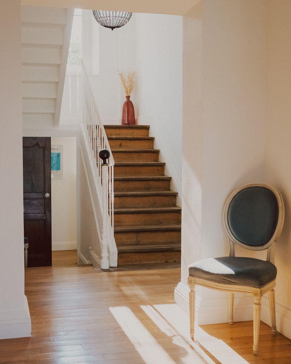 Chaque marche nous rapproche du silence et du confort des chambres. L’élégance continue à l’étage 🎠🌸
Crédit photo : @propertyshotsco