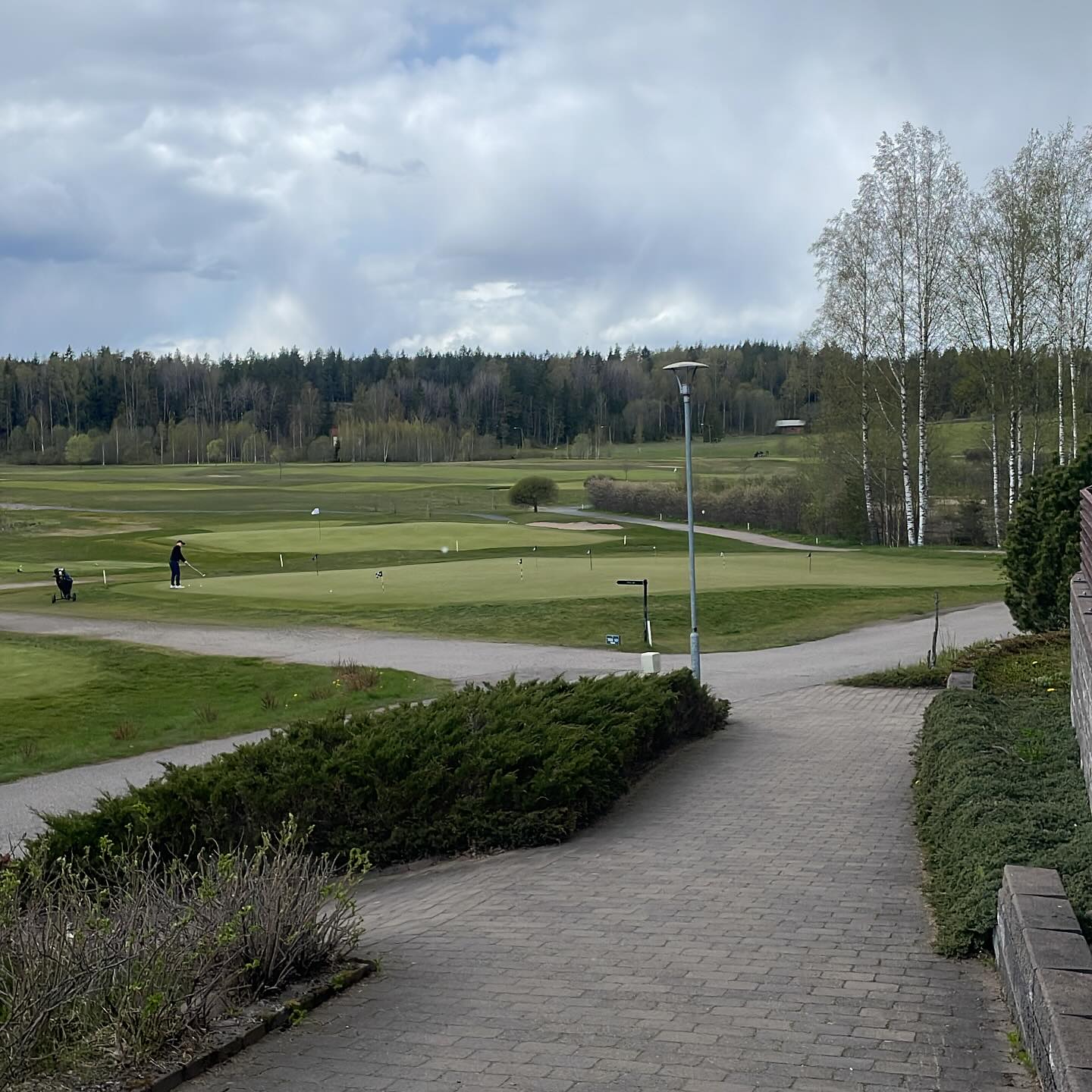 Käväisin puttigreenille. Alkoi tulla rakeita taas. Lähdin pois.