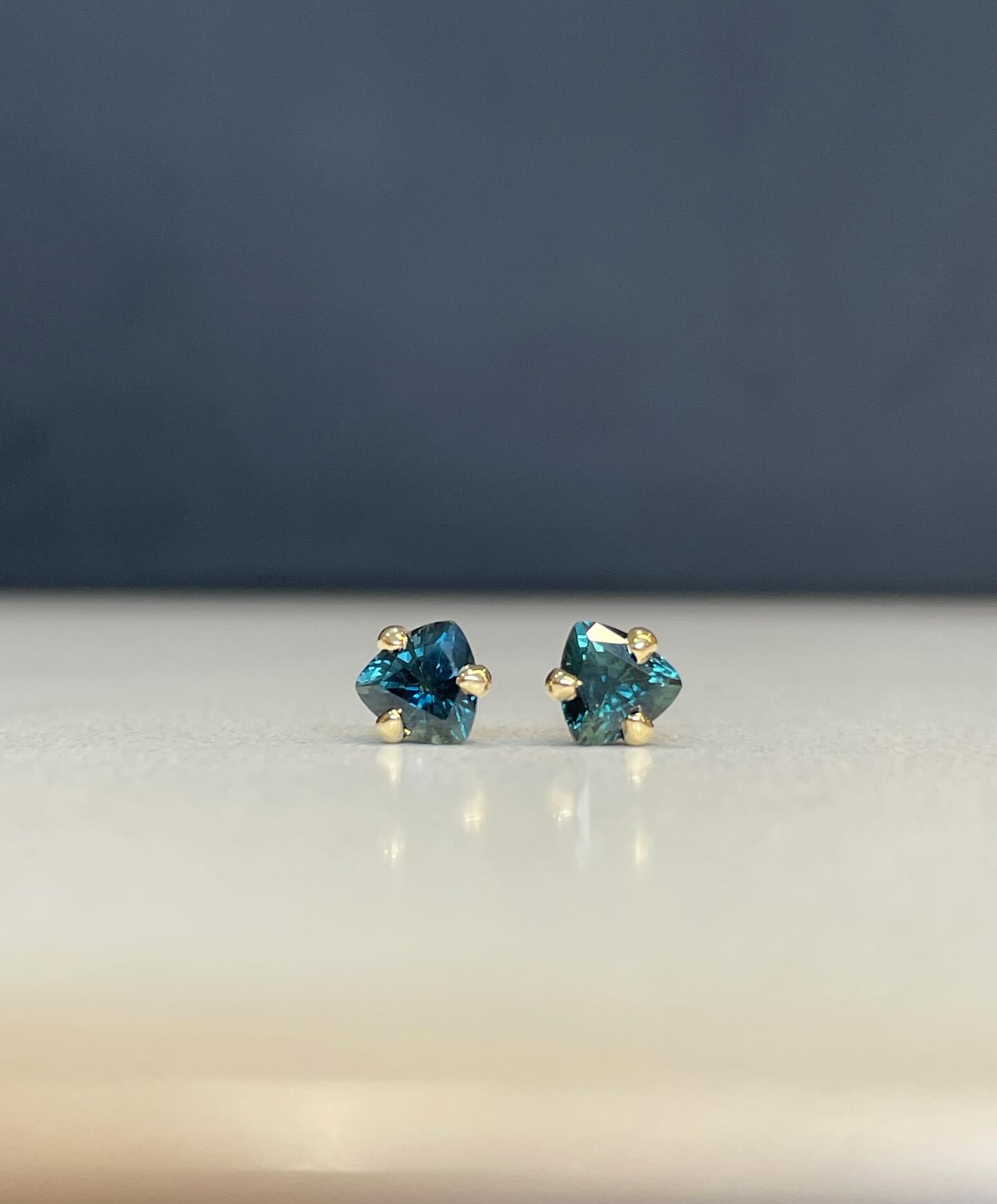 Gorgeous little sapphire trilliant studs 💙
#australiansapphire #tealsapphire #trilliantcutsapphire #sapphirestuds #uniquesapphires #goldandsapphirestuds #newstock #leurajeweller #manufacturingjeweller #ainsleyfinejewellery