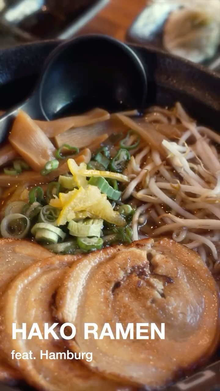 📍 Hako Ramen feat. Hamburg
Ramen, Gyozas, Homemade Drinks – und die beste Zeit mit den Liebsten.
Ramen, Gyozas, Homemade Drinks – and the best time with your favorite people.
👉 Bring deine Liebsten mit | Bring your loved ones
✨ Enjoy your priceless moments together
#HakoRamen #HakoRamenHamburg #RamenLove #PricelessMoments #RamenTime #RamenVibes #HakoVibes
#FoodieHamburg #HamburgEats #StGeorgEats #JapaneseFood #JapaneseSoulFood
#AsianFoodLovers #GyozaLove #GyozaCravings #HomemadeDrinks #MitLiebeEssen #ShareTheJoy #RamenSpot