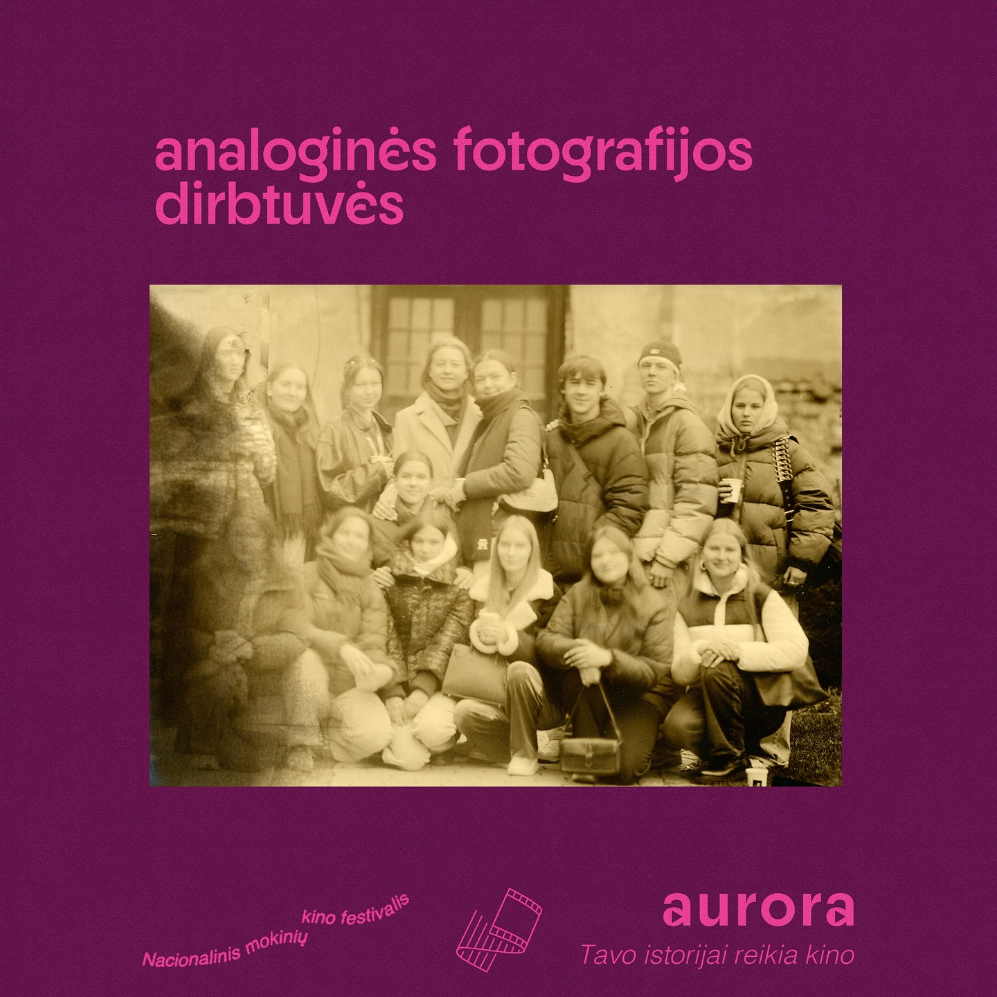 🟣 Dalinamės įspūdžiais ir dirbtuvių rezultatais iš edukacinio ciklo metu vykusių analoginės fotografijos dirbtuvių su Gintu Kavoliūnu.
Dirbtuvių metu dalyviai turėjo galimybę užeiti į didžiausią fotoaparatą Lietuvoje ir jo viduje pamatyti, kaip projektuojamas vaizdas šviesai jautrioje medžiagoje bei šiuo fotoaparatu nusifotografuoti savo portretus.
Džiaugiamės galėdami pasidalinti rezultatais!
Swipe ➡️ ir pamatyk, ką sukūrė dirbtuvėse dalyvavę mokiniai! ✨
___________
Edukacinį ciklą finansuoja Lietuvos kultūros taryba