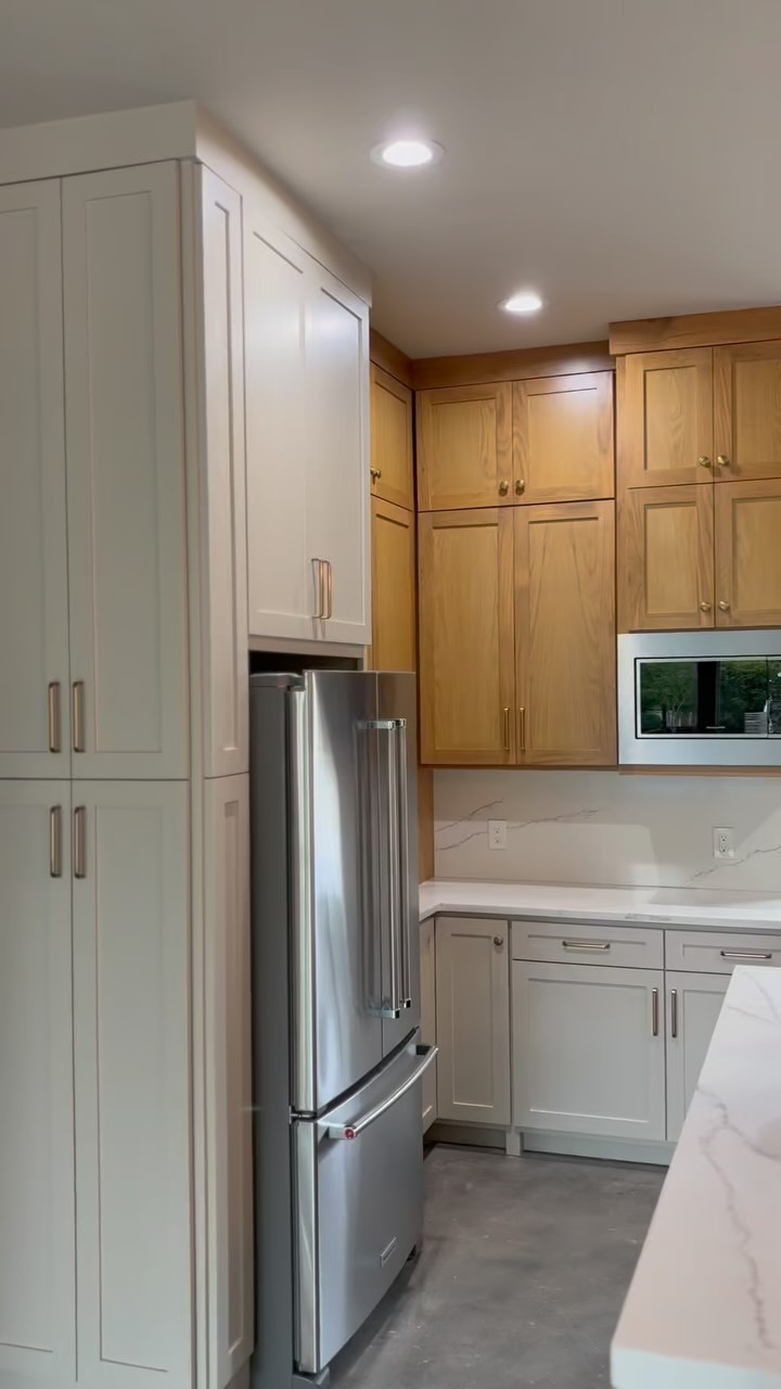 Elegant white oak kitchen, a perfect blend of glamour and sophistication for your dream space 🫖☕️
-
-
- #whiteoak #vanity #bathroomrenovation #homeimprovement #zapatacustomcabinets #customcabinetry