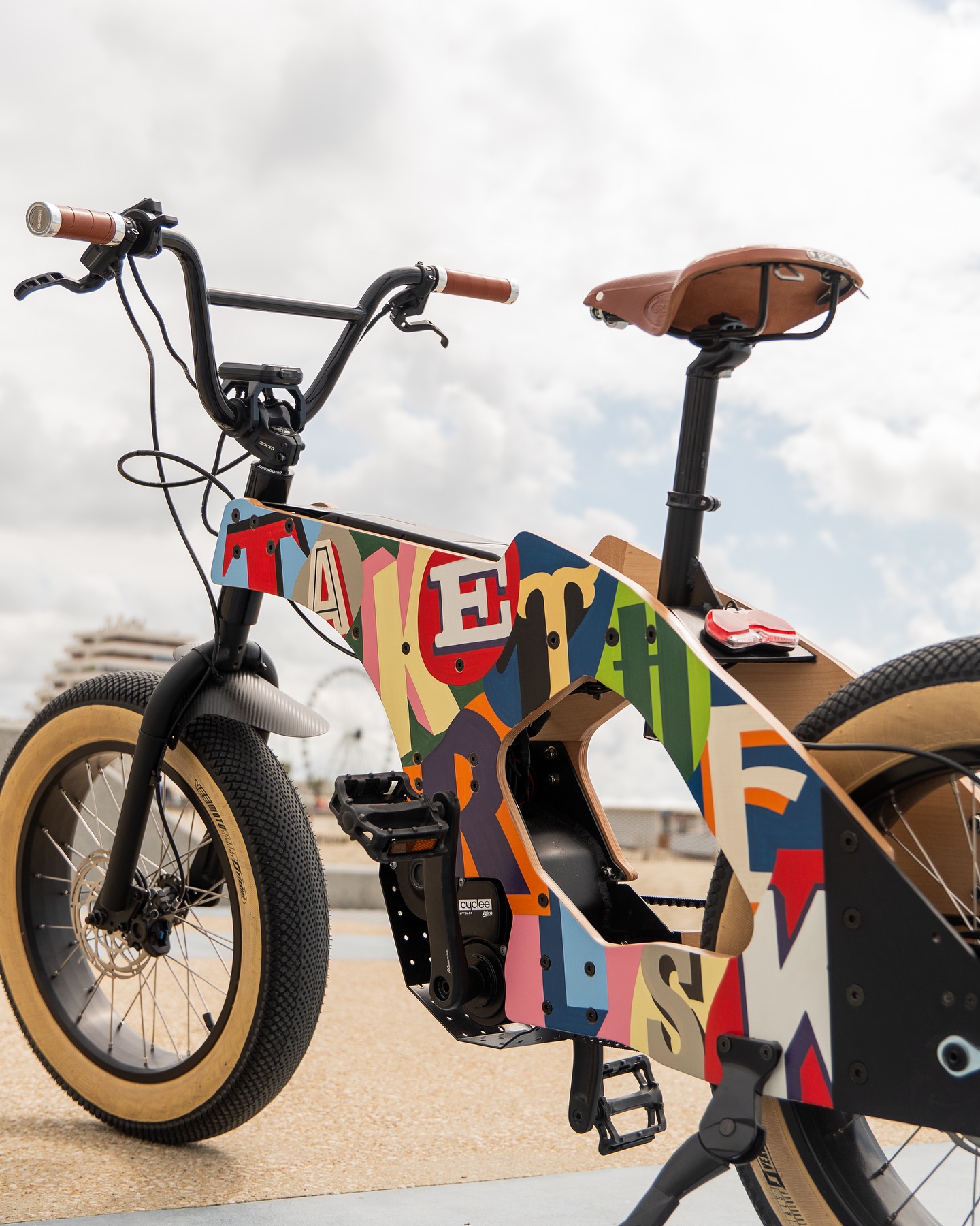 🚴 Laissez moi vous dévoiler ce super projet que j’ai eu l’occasion de réaliser pour @wheelnwood !
Wheel N Wood c’est des vélos électriques monté sur un cadre en bois ! Forcément le cadre devient un terrain de jeu parfait pour une customisation.
Jean François, le fondateur me donne carte blanche et une première piste : « Take the risk or lose the chance ».
J’ai pris cette piste au pied de la lettre, dans le fond et dans la forme ! En voici le résultat !
Encore merci à Jean François pour la confiance ET la patience 😉
Ces magnifiques photos sont signées @studio.maoliz 😘
#bike #ride #peintalamain #peintreenlettres #alwayshandpaint #signpaint #signpainting #handpainting #lettering #handlettered #handlettering #luckylucien