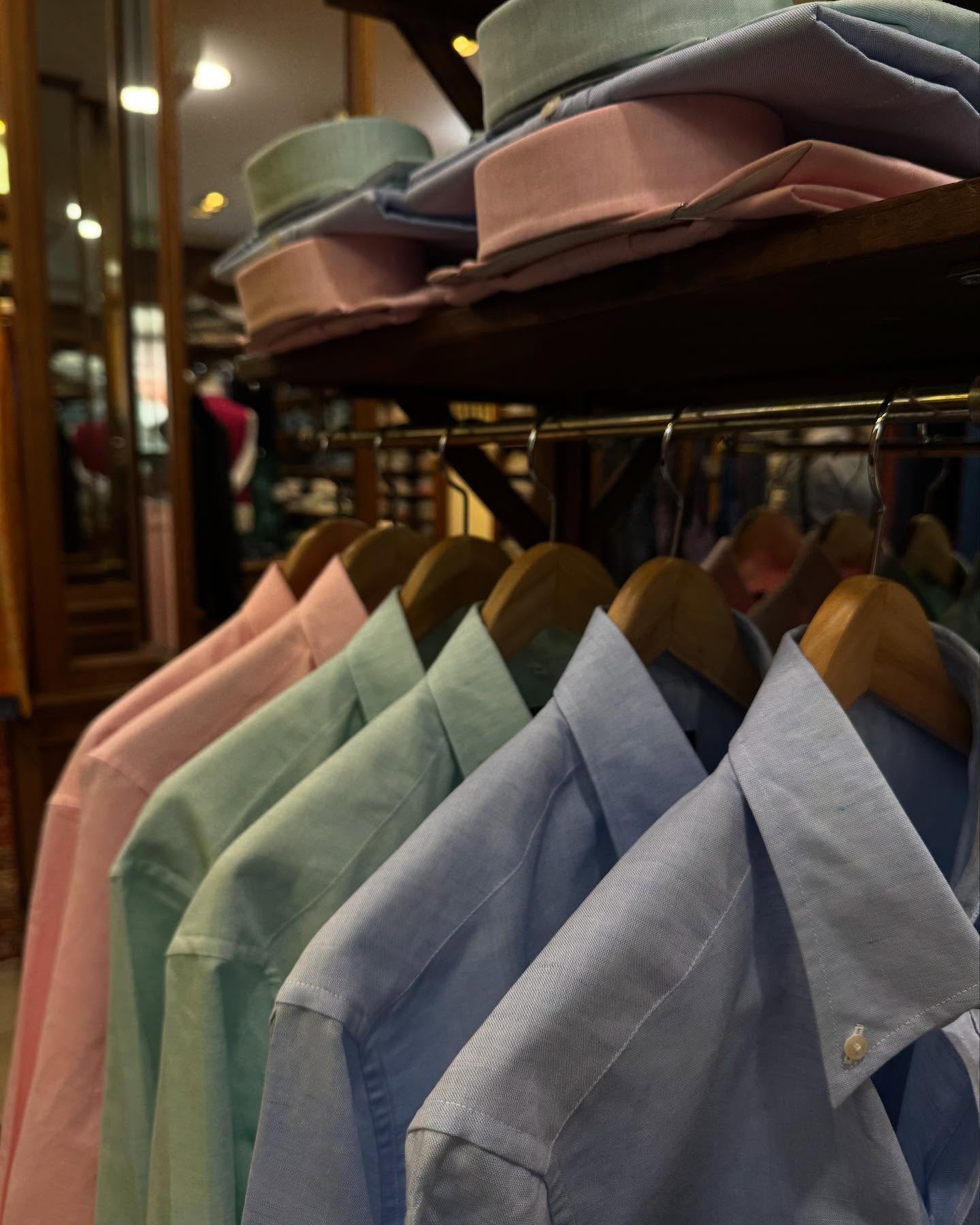 LâĂ©lĂ©gance au naturel.
Nos chemises en lin-coton, respirantes et raffinées, se déclinent en trois teintes douces :
Rose poudrĂ©, vert sauge et bleu ciel â idĂ©ales pour un look estival chic et dĂ©contractĂ©.
à porter avec un pantalon léger ou un chino pour une allure impeccable, du bureau au bord de mer.
Le détail qui fait la différence ? Leur texture légÚre et leur col parfaitement structuré.
Disponible en boutique.
#ĂlĂ©ganceMasculine #ChemiseHomme #StyleEstival #ModeHomme #LuxeDĂ©contractĂ©