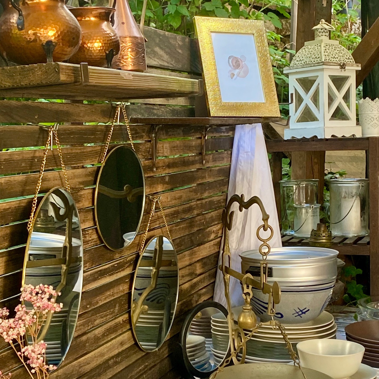 Schwer zu trennen – aber nicht zu tragen:) Zwischen Kartons und Erinnerungen tauchen Dinge auf, die lange still mitgereist sind – in Schubladen, Regalen, Kisten.
Jetzt dürfen sie weiterziehen.
Wir sortieren aus. Stück für Stück. Tassen, Vasen, Bücher, Lampen