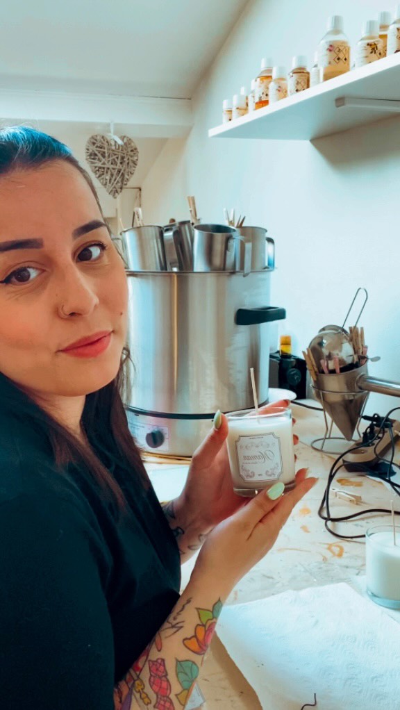 🎶 J’achète plus, j’designnnn 🎶
Merci à @terredebougies chez qui je me fournis en contenants : compatibles pour la création de bougies, robustes et avec un fini qualitatif. 🤍
Big up à la petite dame du SAV qui a envoyé le colis en urgence 🫶🏼
Pour ce qui est du réel - que dire de plus?
Imaginer tout un univers avec un simple contenant nu, tout un challenge que j’adore relever. 🙏🏻
Tellement reconnaissante de vivre de ce que je crée, à vos côtés. 🌿
@terredebougies j’attends le partenariat 😠✨
#bougies #bougiesparfumées #bougiespersonnalisés #parfums #parfumdegrasse #grasse #artisan #artisanatfrancais🇫🇷 #artisanatlocal #artisanatlorrain #lorraine #grandest #grandestnotreregion #metz #talange #bosslady