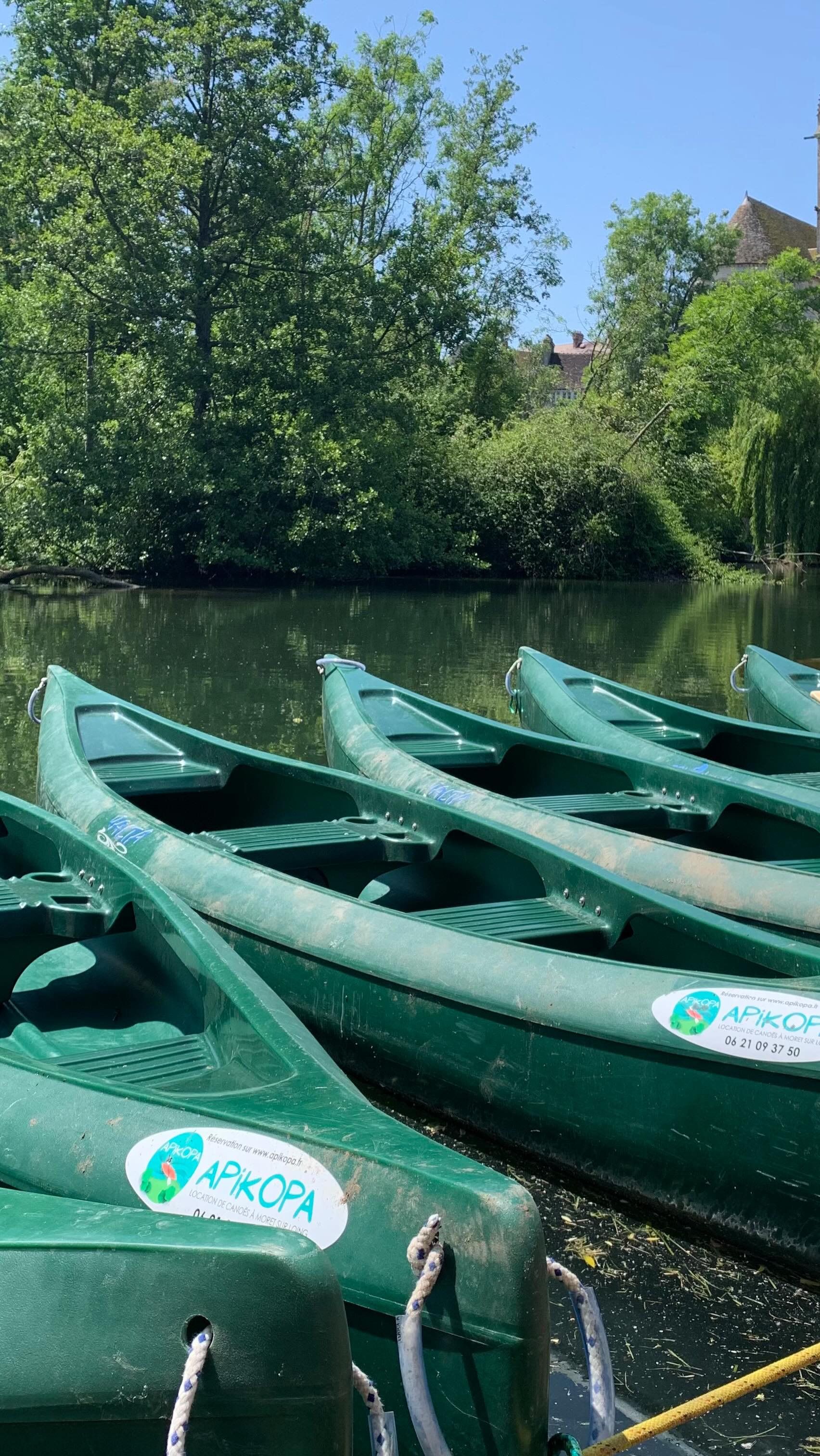 ☀️ Le soleil revient ce week-end… et notre GRAND PARCOURS aussi ! 🛶
En plus de nos deux parcours habituels, profitez dès ce week-end de notre randonnée journée complète en canoë !
Départ de Grez-sur-Loing et arrivée dans le magnifique village médiéval de Moret-sur-Loing 🏰
Un cadre naturel exceptionnel, une journée au fil de l’eau, détente et aventure garanties !
Pensez à réserver votre descente dès maintenant sur notre site Internet 📲 Apikopa.fr
Les places partent vite !
#canoe #apikopa #ffck #kayak #77vivreengrand #détente #grezsurloing #moretsurloingtourisme #foryou