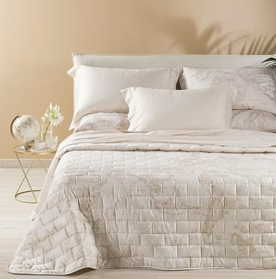 Collezione primavera estate 2025.
#alvieromartini1classe #copriletto #lenzuola #cbconfezionitendaggi #gialdostoricochieri