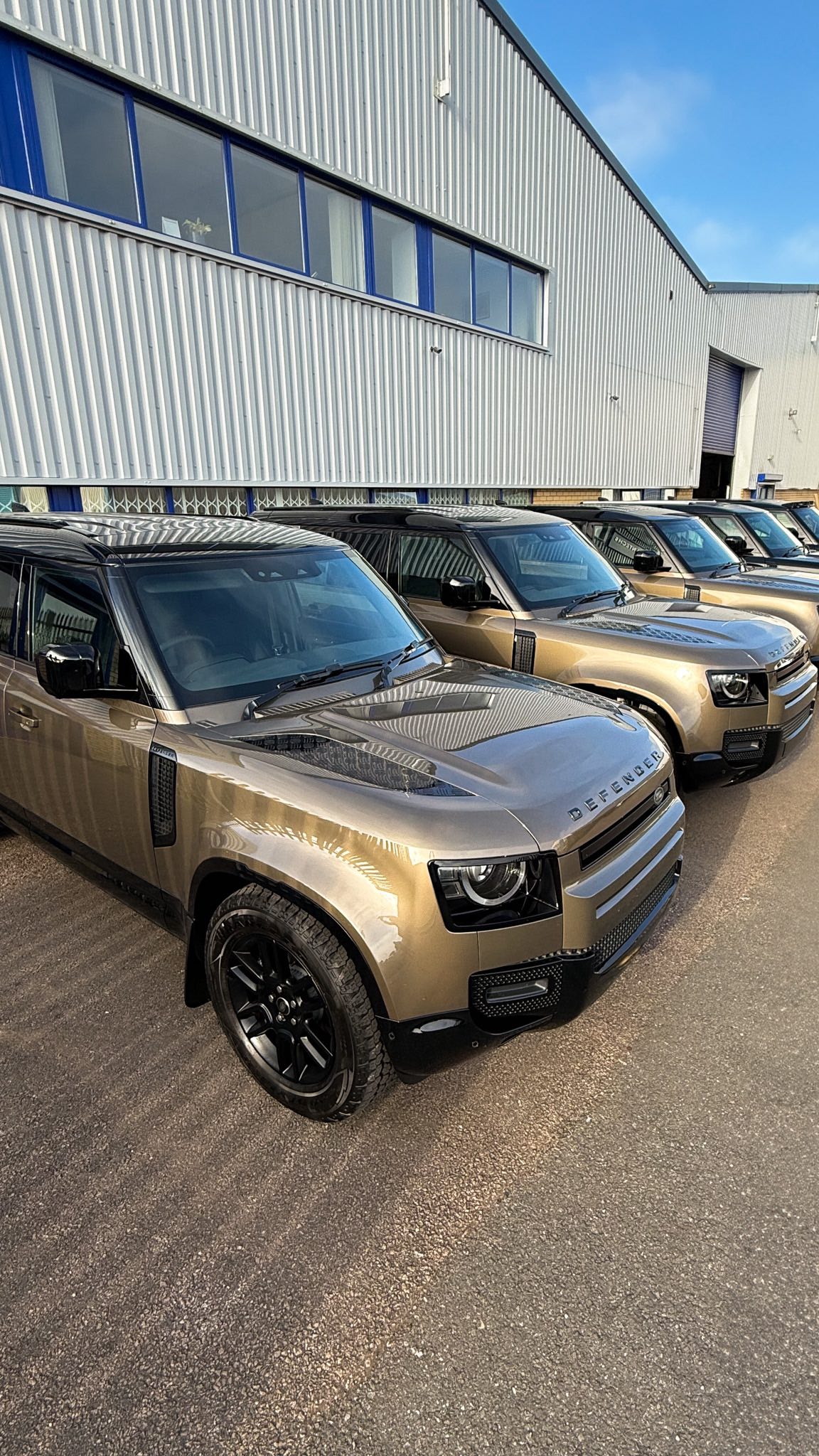 It's a Gondwana Stone kinda week.
Convertible Bulkhead conversions on these beautiful Defender 110 Hardtops.
Hand built & installed, in house. Northamptonshire.
#commercialvehicle #landrover #landroverdefender #defender #defender110 #commercial #van #vanlife #landroverdiscovery #defendercommercial