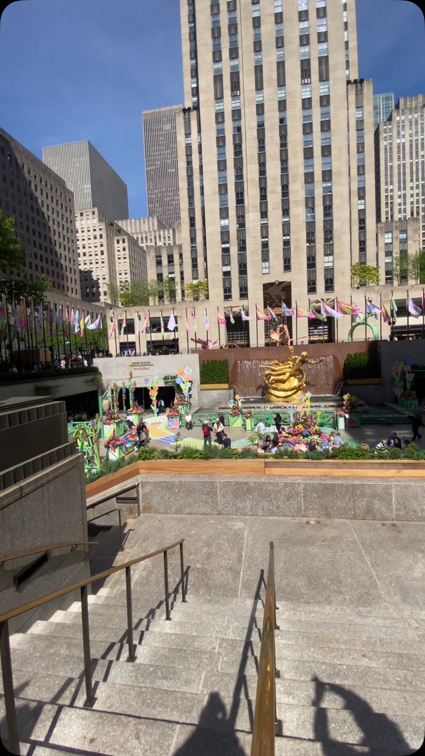 Adieu les pirouettes, bonjour les cappuccinos !
La célèbre patinoire du Rockefeller Center laisse place à un café en plein air pour l’été.
Un spot parfait pour siroter un latte avec vue sur la Promenade !#rockfellercenter #voyagenewyork #travelgram #joiedevivre