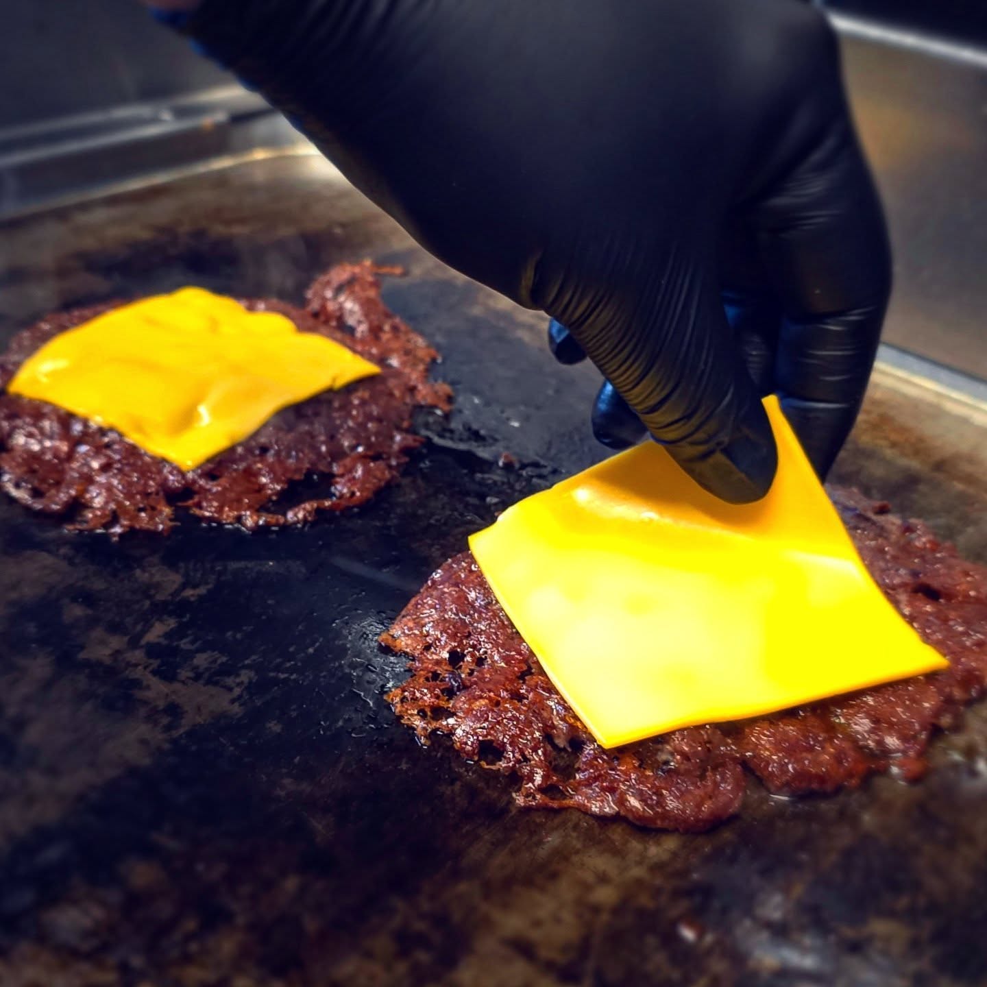 You’re the cheese to my burger.
Some things just belong together — like you and our signature cheeseburger.
Get your fix at Patty n Bun Maastricht today!
.
.
#pattynbun_burgers #maastrichtfood #smashburger #burgerlovers #burgersofinstagram
#foodieNL #eteninmaastricht #foodporn #maastrichtrestaurant #lunchmaastricht
#briochebun #frieslover #burgertime #localfoodspot #maastrichteten #liege